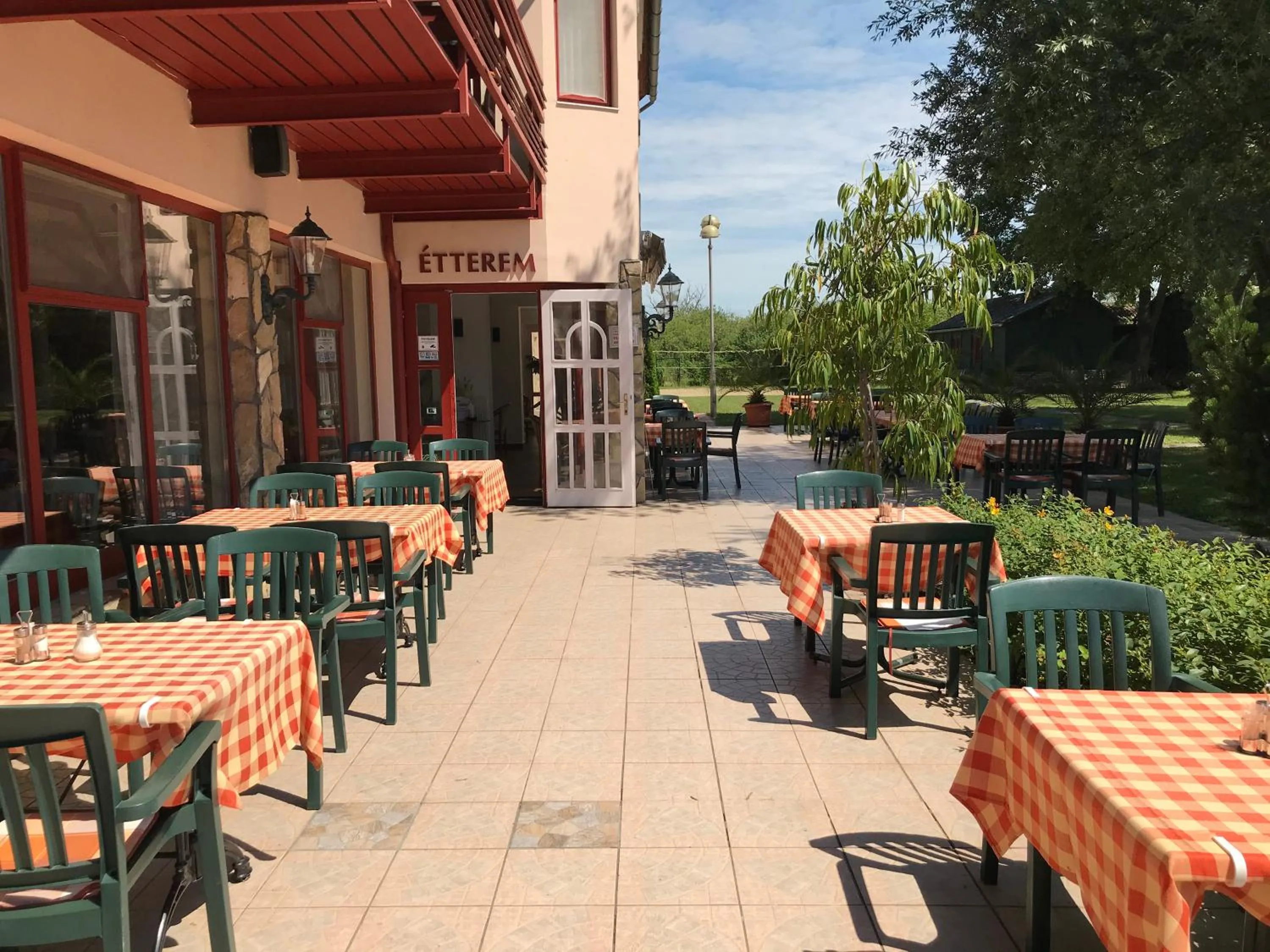 Patio in Zsanett Hotel