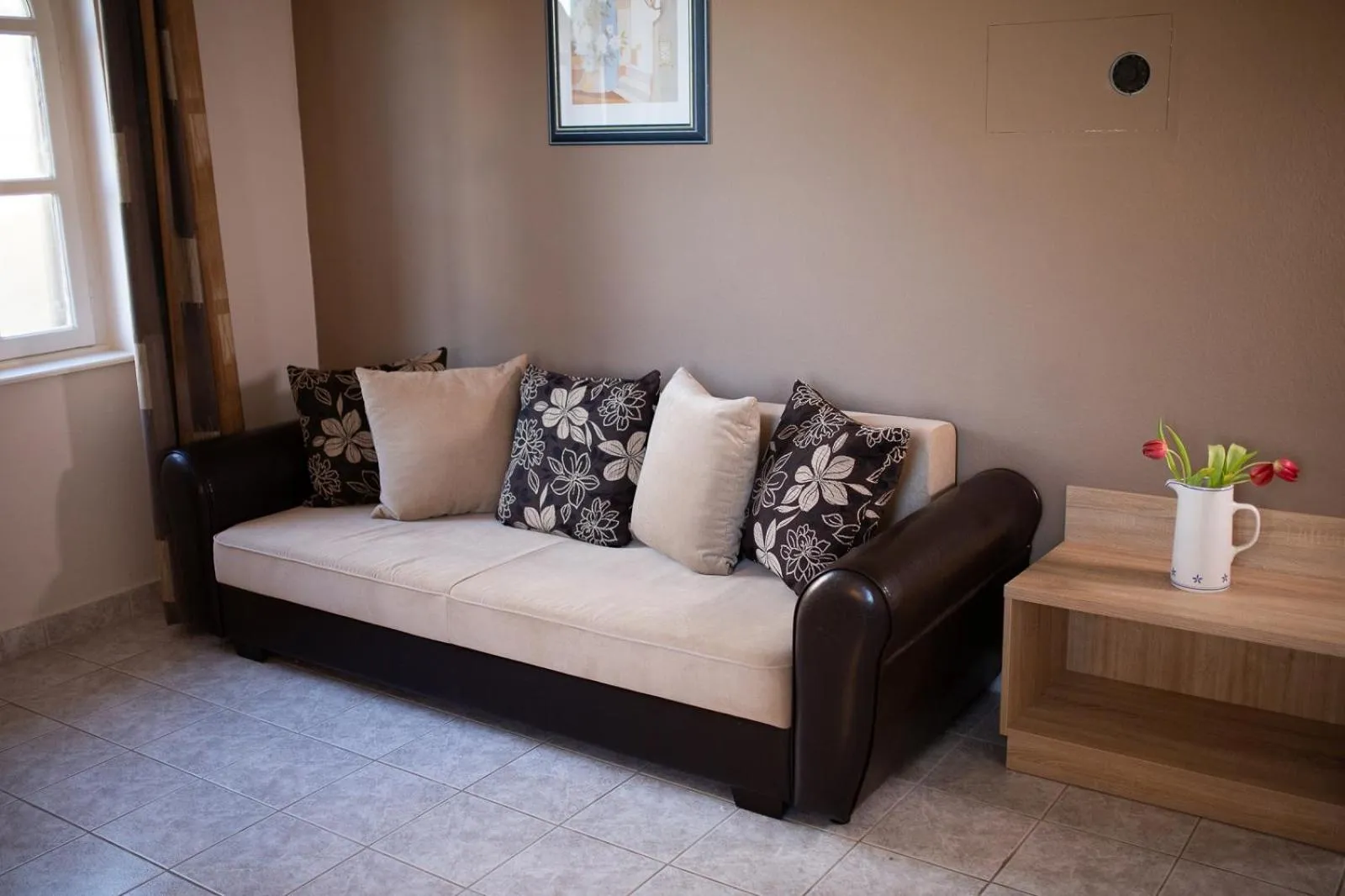 Communal lounge/ TV room in Zsanett Hotel