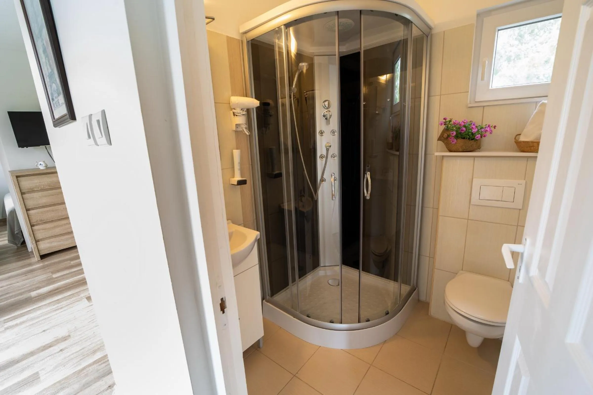 Shower in Zsanett Hotel