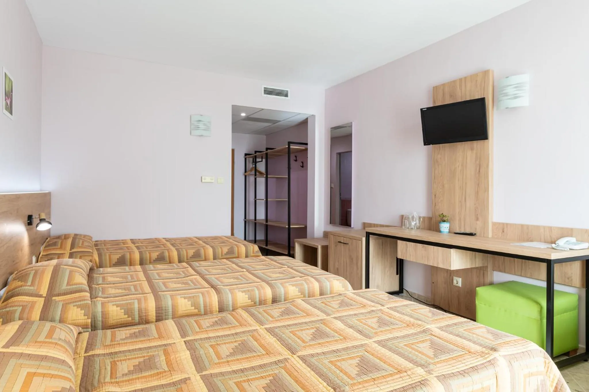 Bed in Ivana Palace Hotel - Free Parking