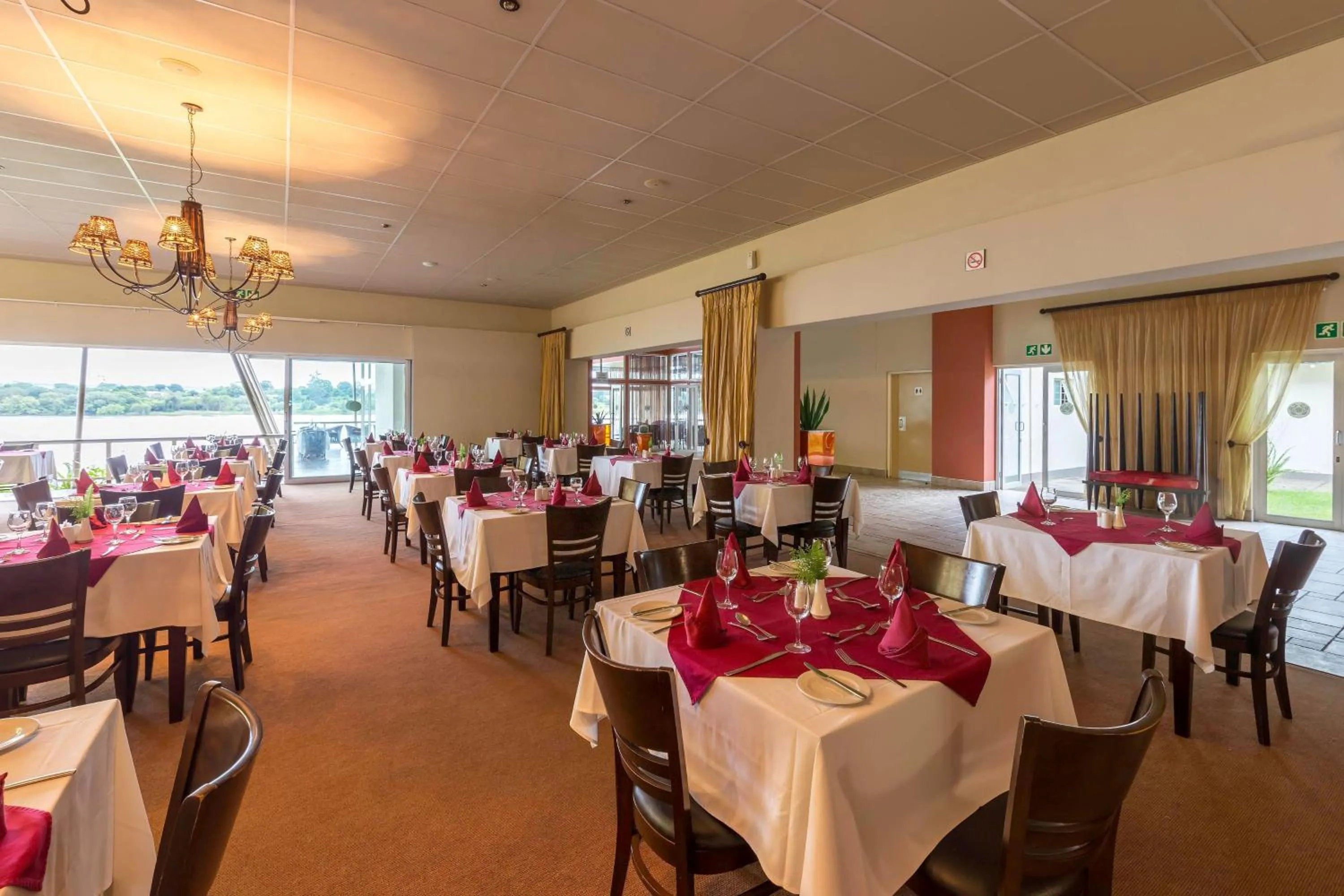 Restaurant/places to eat in Protea Hotel by Marriott Zambezi River Lodge