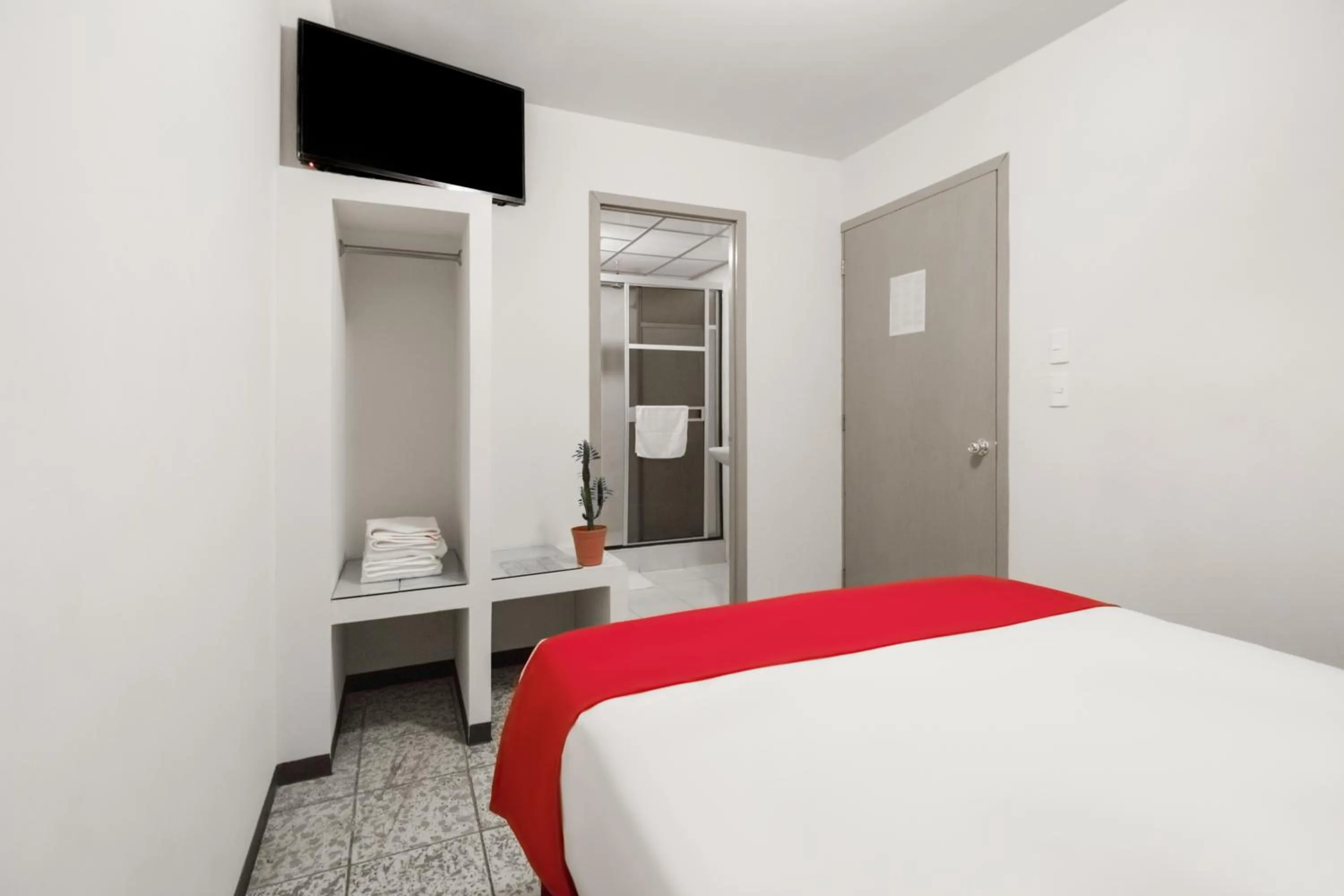 Bedroom, TV/Entertainment Center in OYO Hotel Del Llanito, Aguascalientes