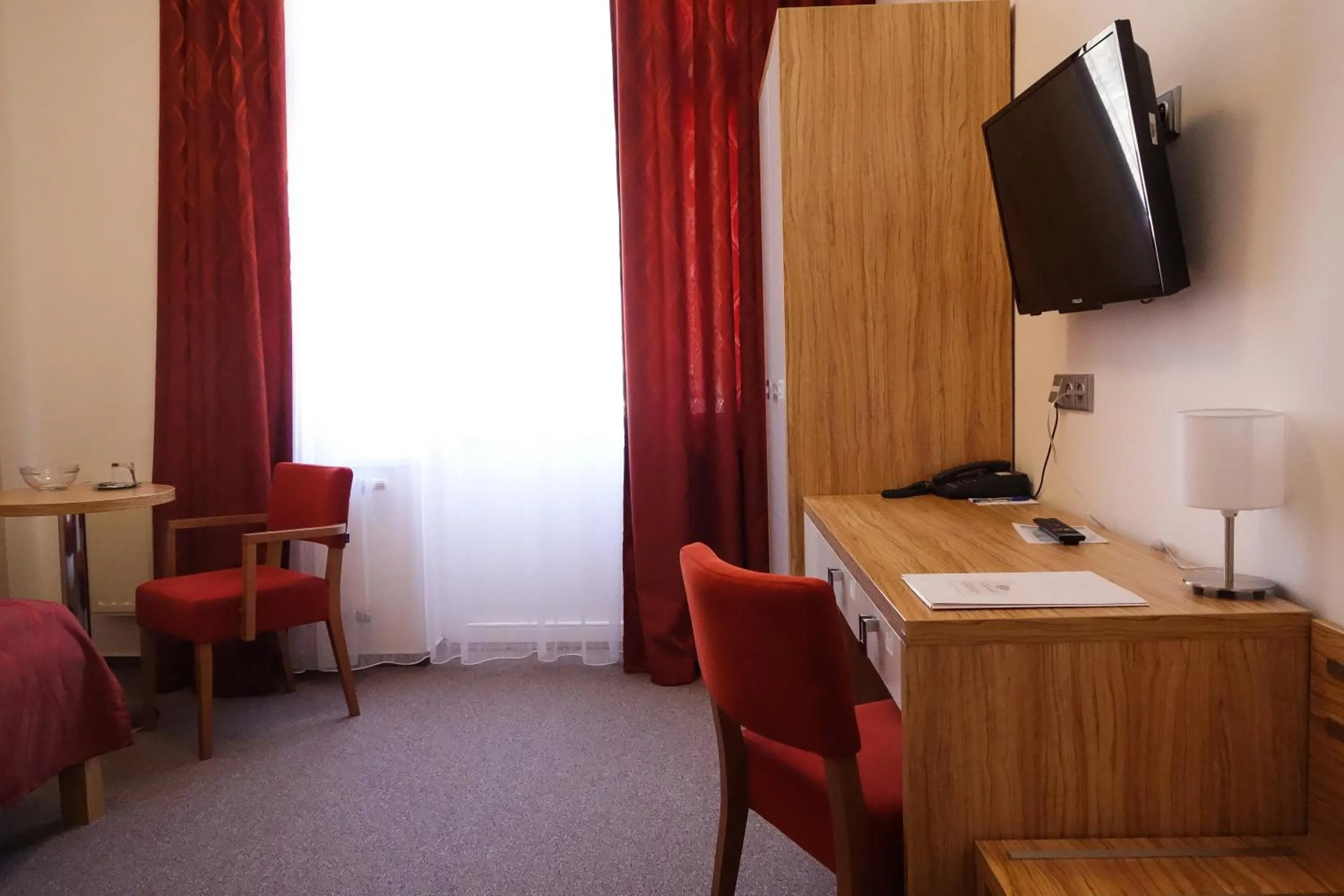 Photo of the whole room in Hotel Astoria