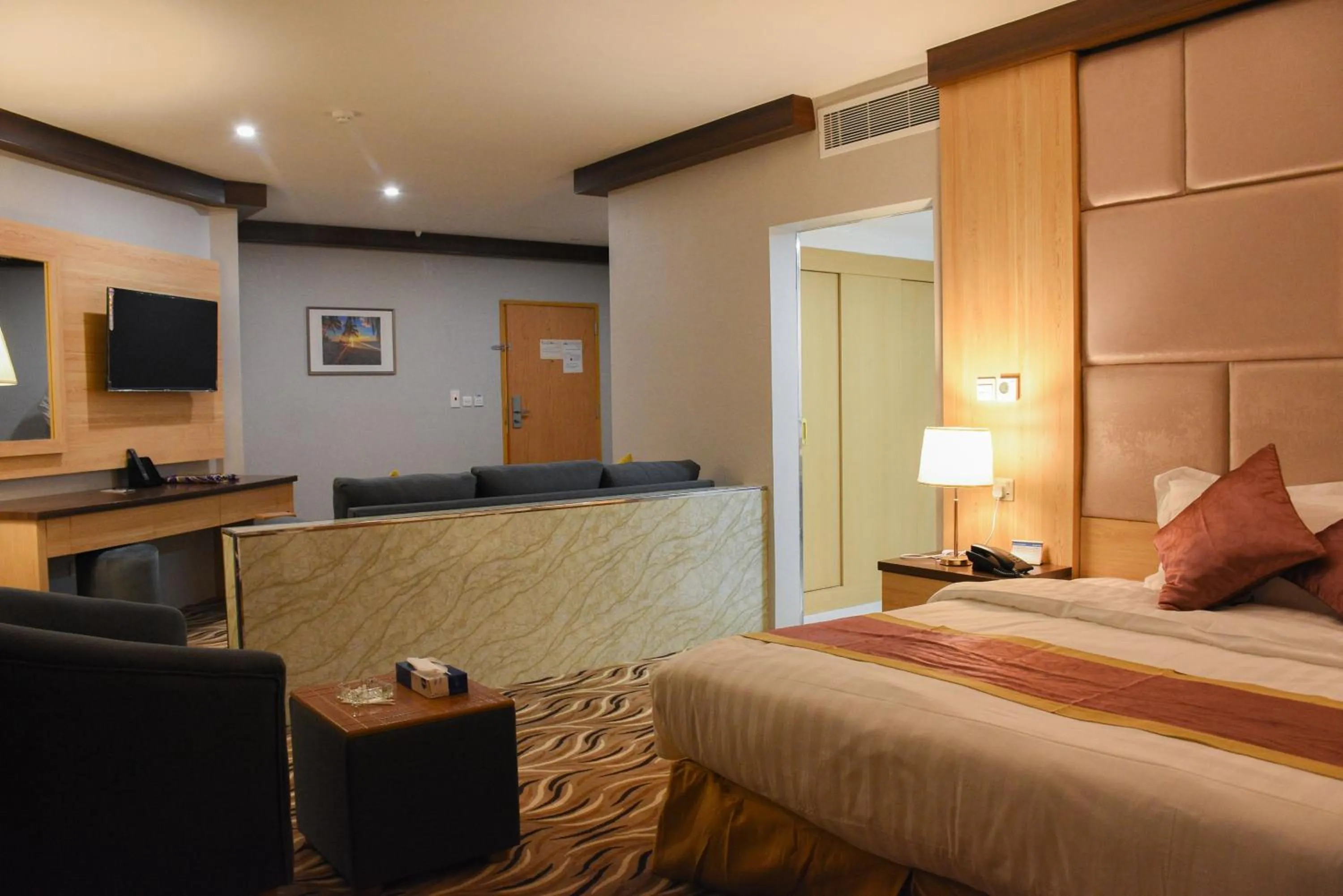 Photo of the whole room, Bed in Florida Inn Hotel