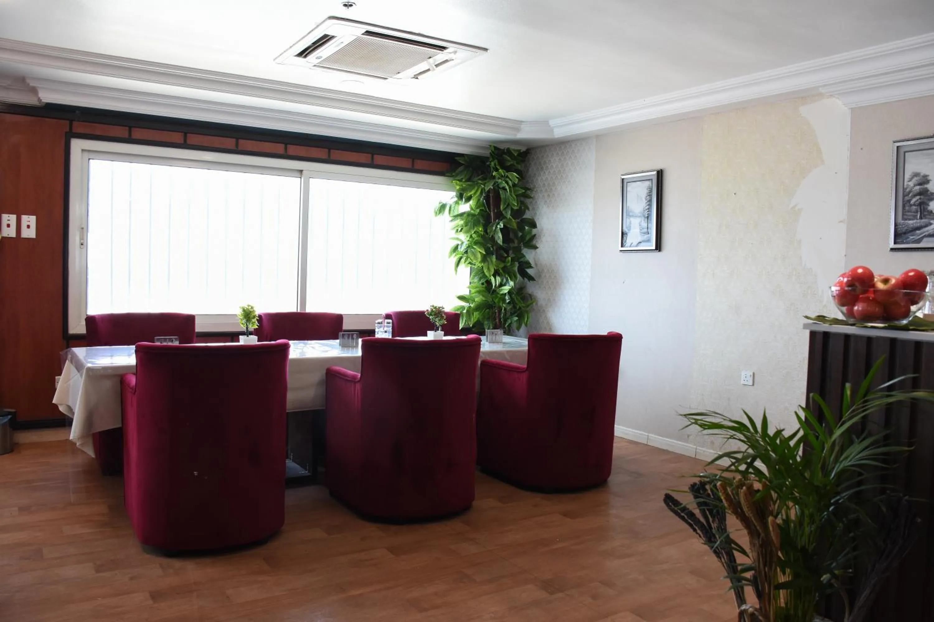 Restaurant/places to eat in Florida Inn Hotel