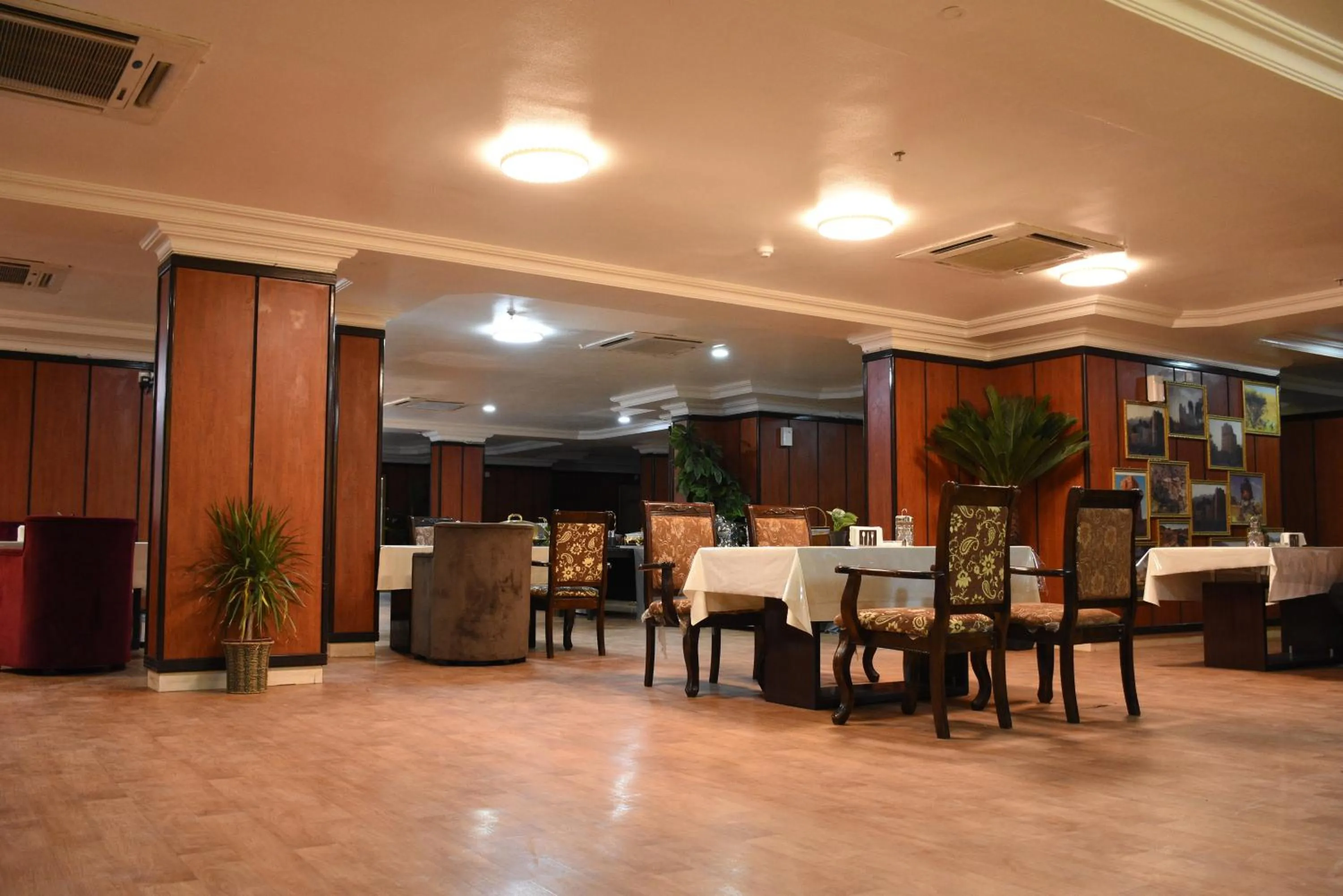 Restaurant/places to eat in Florida Inn Hotel