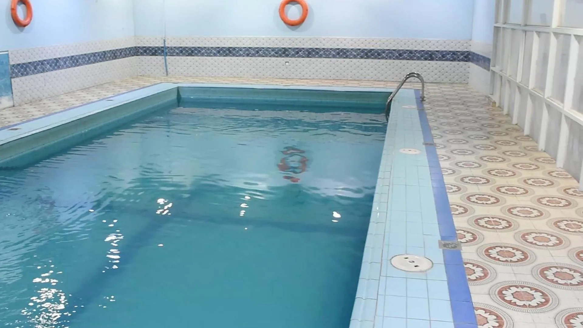 Swimming pool in Florida Inn Hotel