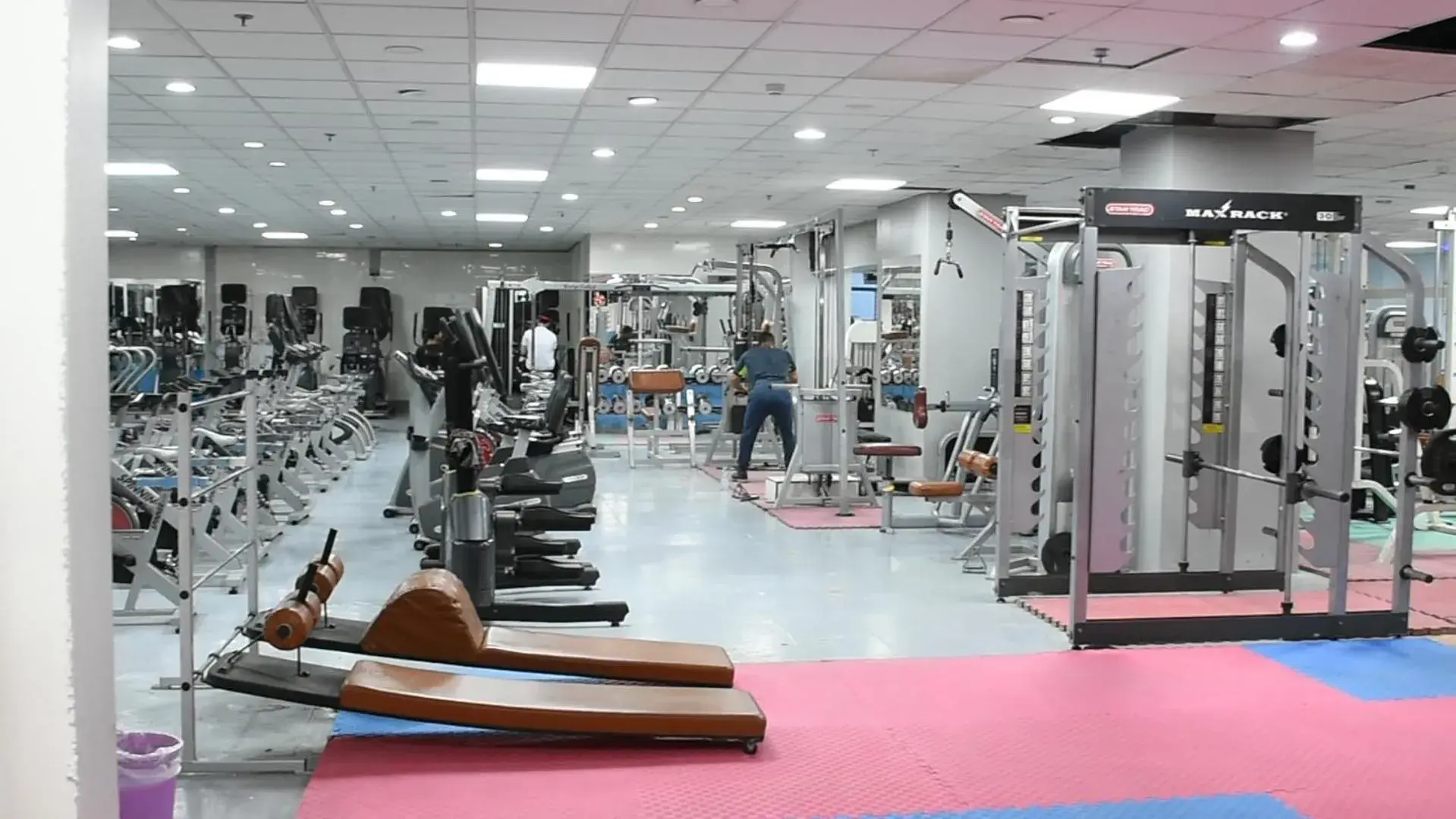 Fitness centre/facilities in Florida Inn Hotel Fitness centre/facilities in Florida Inn Hotel