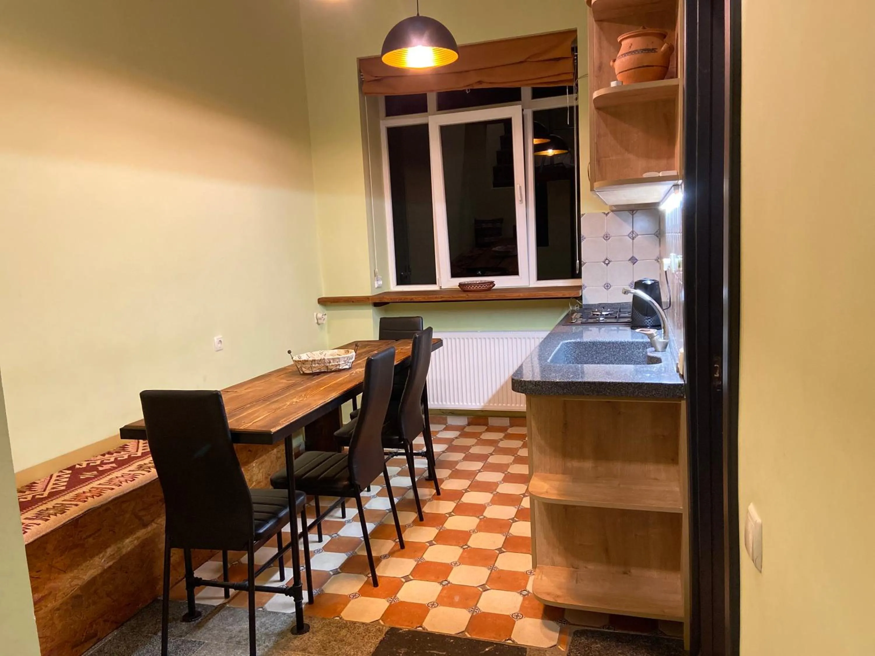 Kitchen or kitchenette in Mia B&B Old Tbilisi