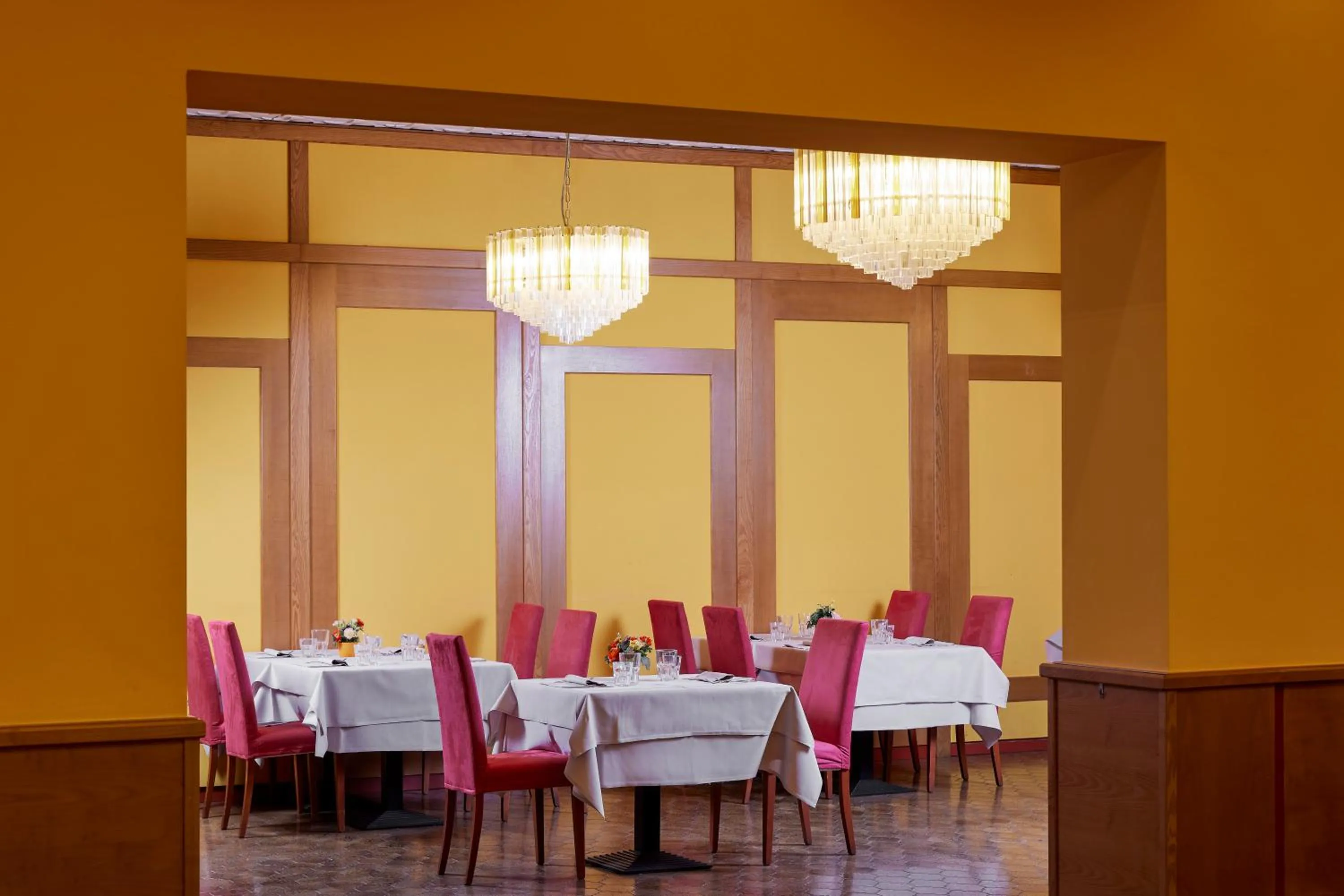 Restaurant/places to eat in Hotel Royal Village