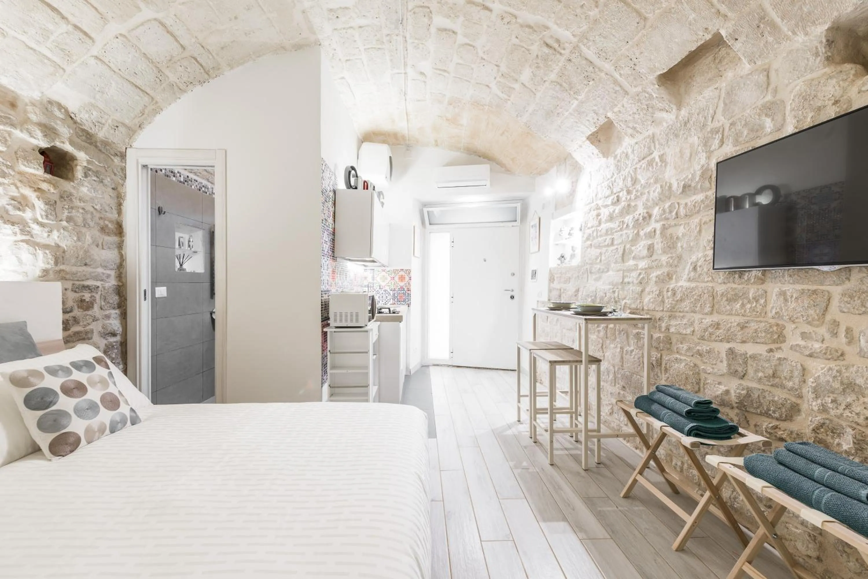 Kitchen or kitchenette, Bed in San Nicola Old Town Apartment Casatuabari