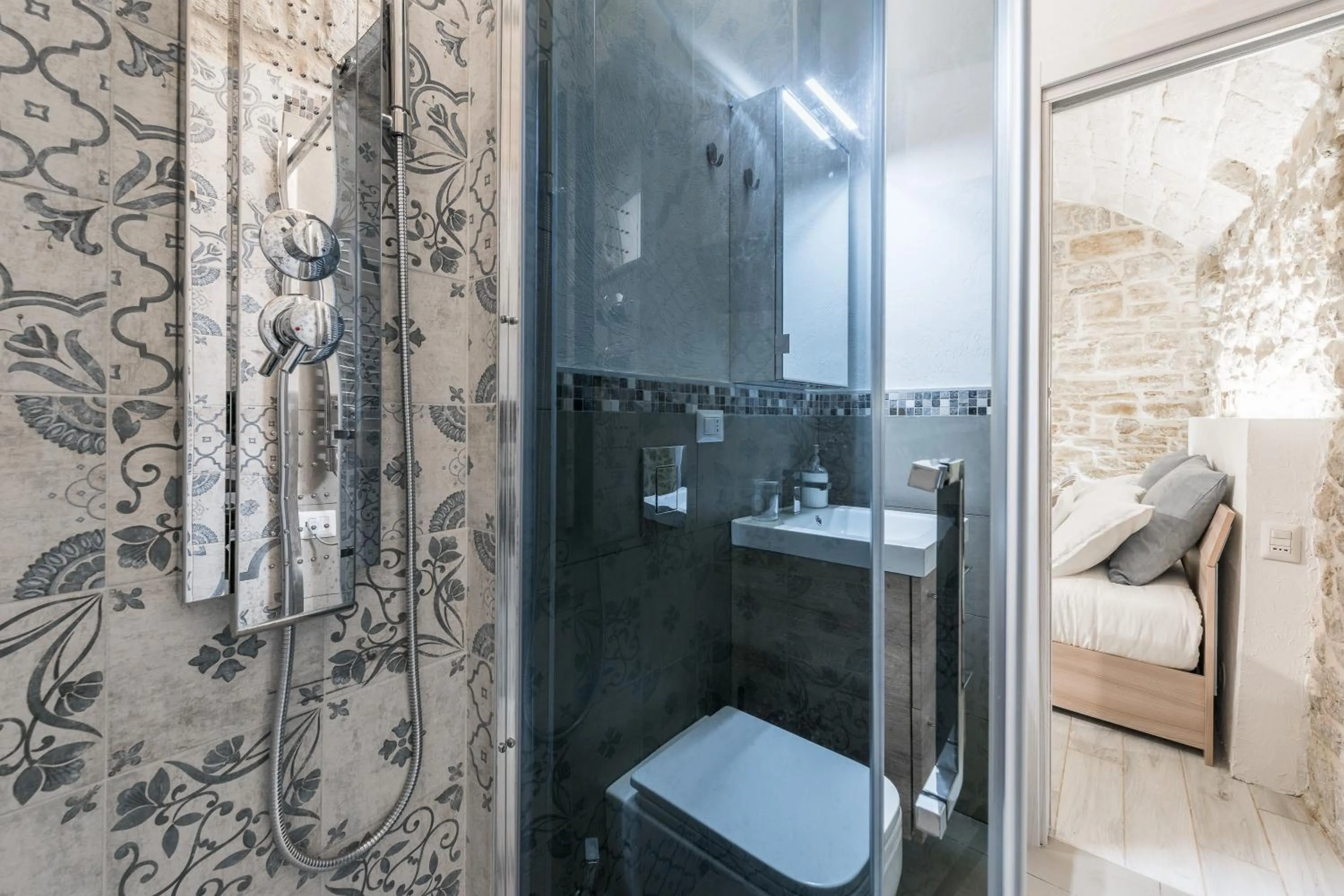 Shower in San Nicola Old Town Apartment Casatuabari