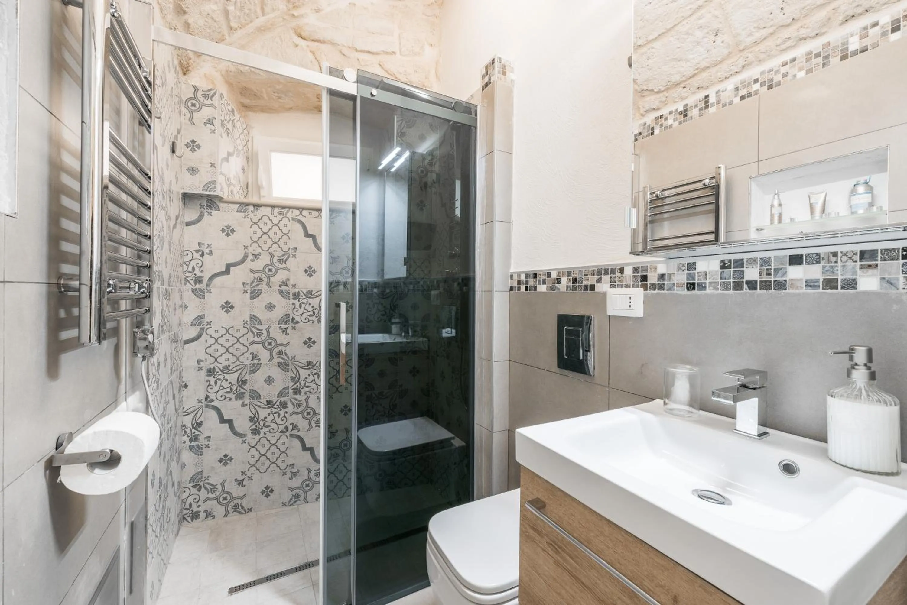Shower in San Nicola Old Town Apartment Casatuabari