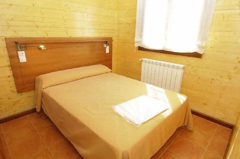 Photo of the whole room, Bed in Bungalows La Borda d´Arnaldet