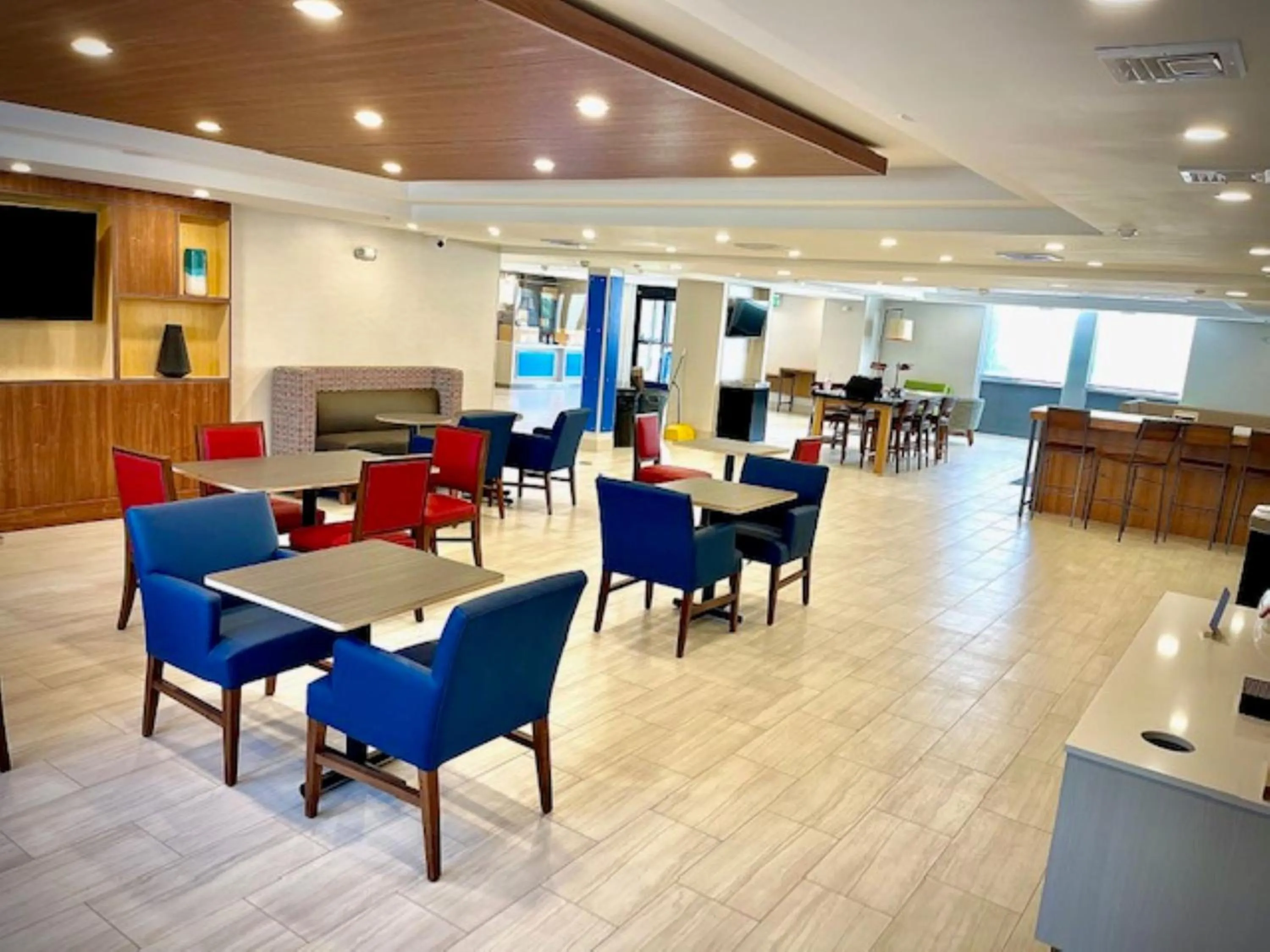 Breakfast in Holiday Inn Express - Fall River North