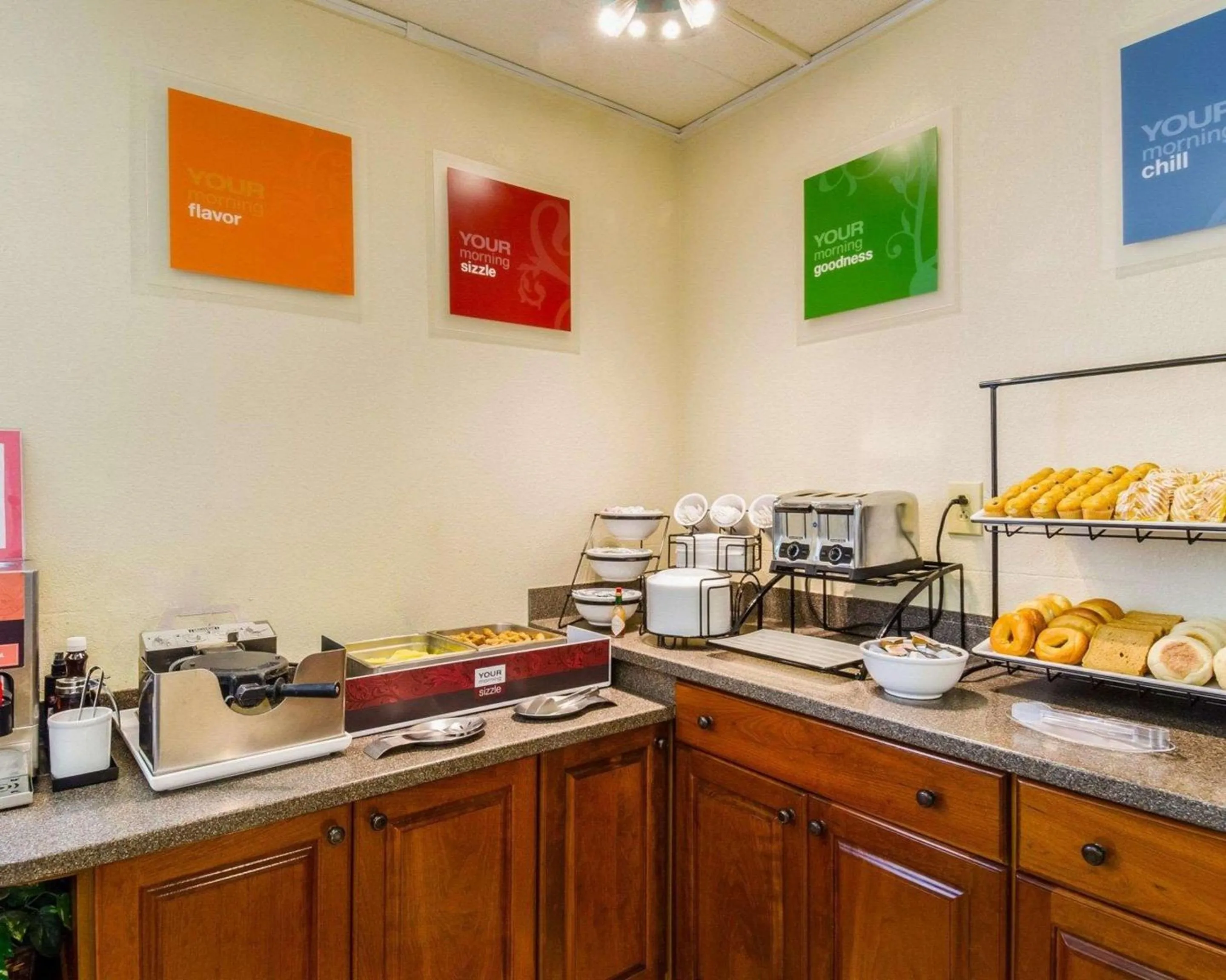 Restaurant/places to eat in Holiday Inn Express - Fall River North