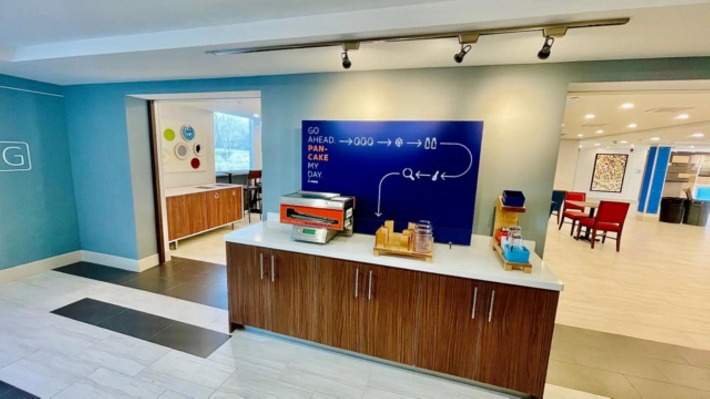 Breakfast in Holiday Inn Express - Fall River North