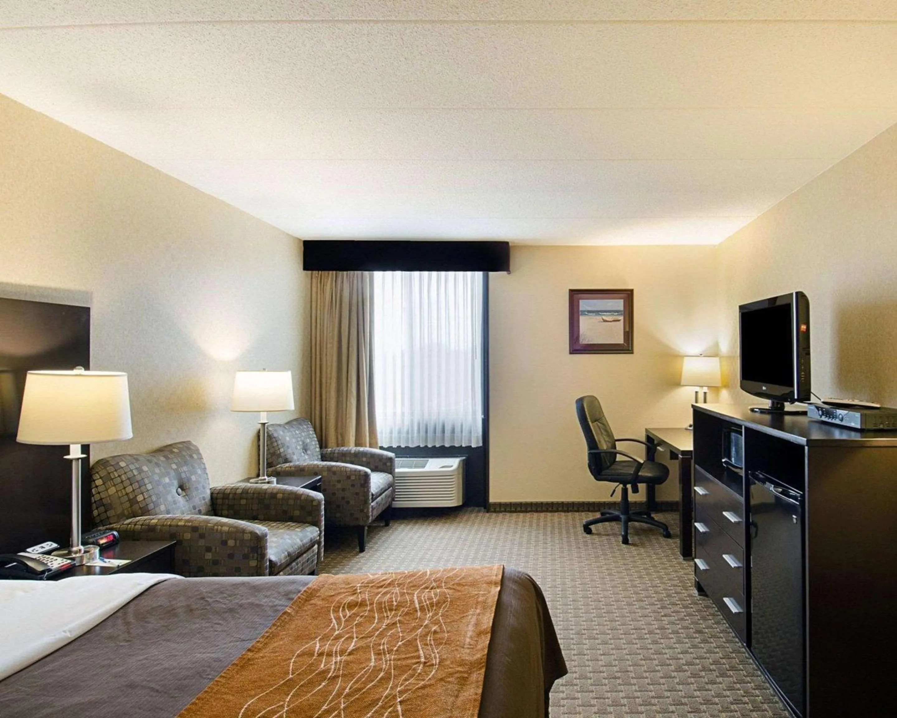 Photo of the whole room, Bed in Holiday Inn Express - Fall River North