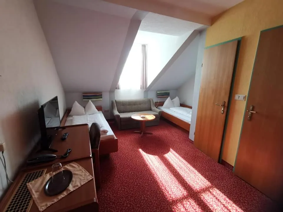 Photo of the whole room, Bed in Stadthotel Hauser Eck