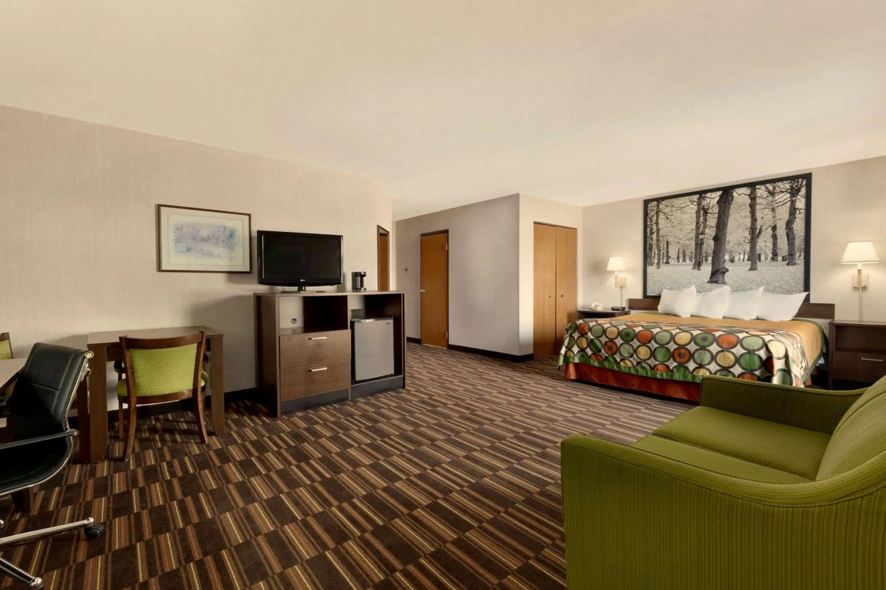 Photo of the whole room in Riverdale Inn