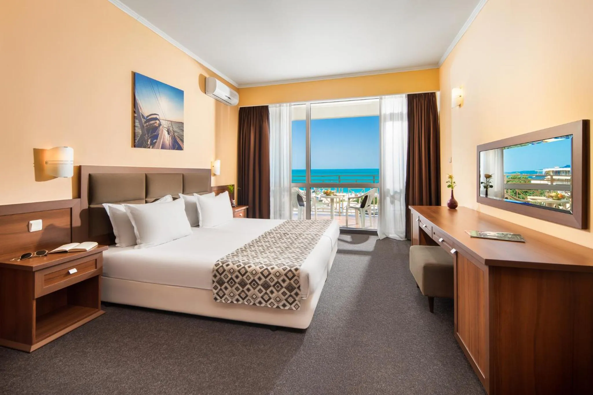 Sea view, Bed in Hotel Alba - All inclusive