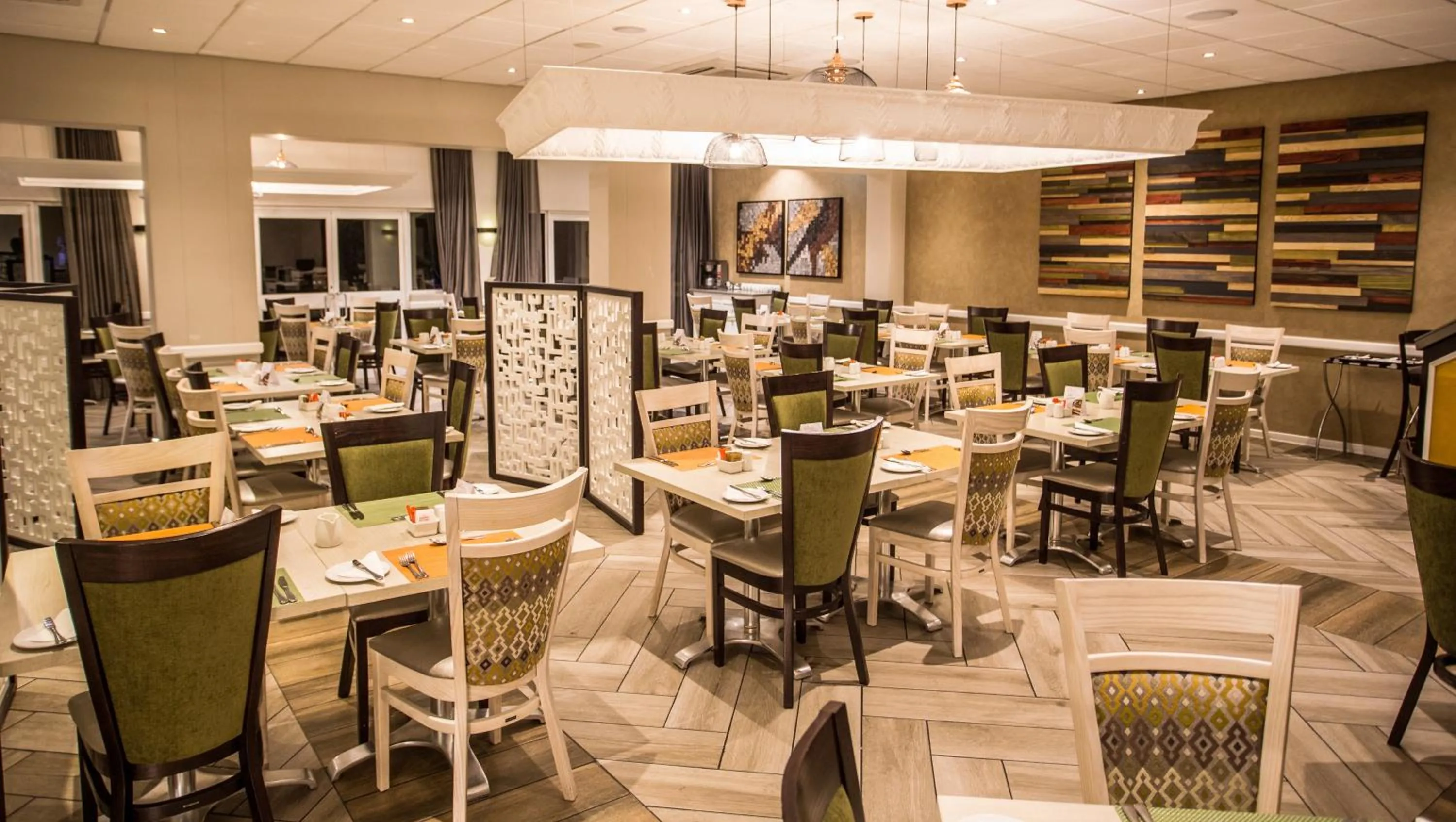 Restaurant/places to eat in Garden Court OR Tambo International Airport