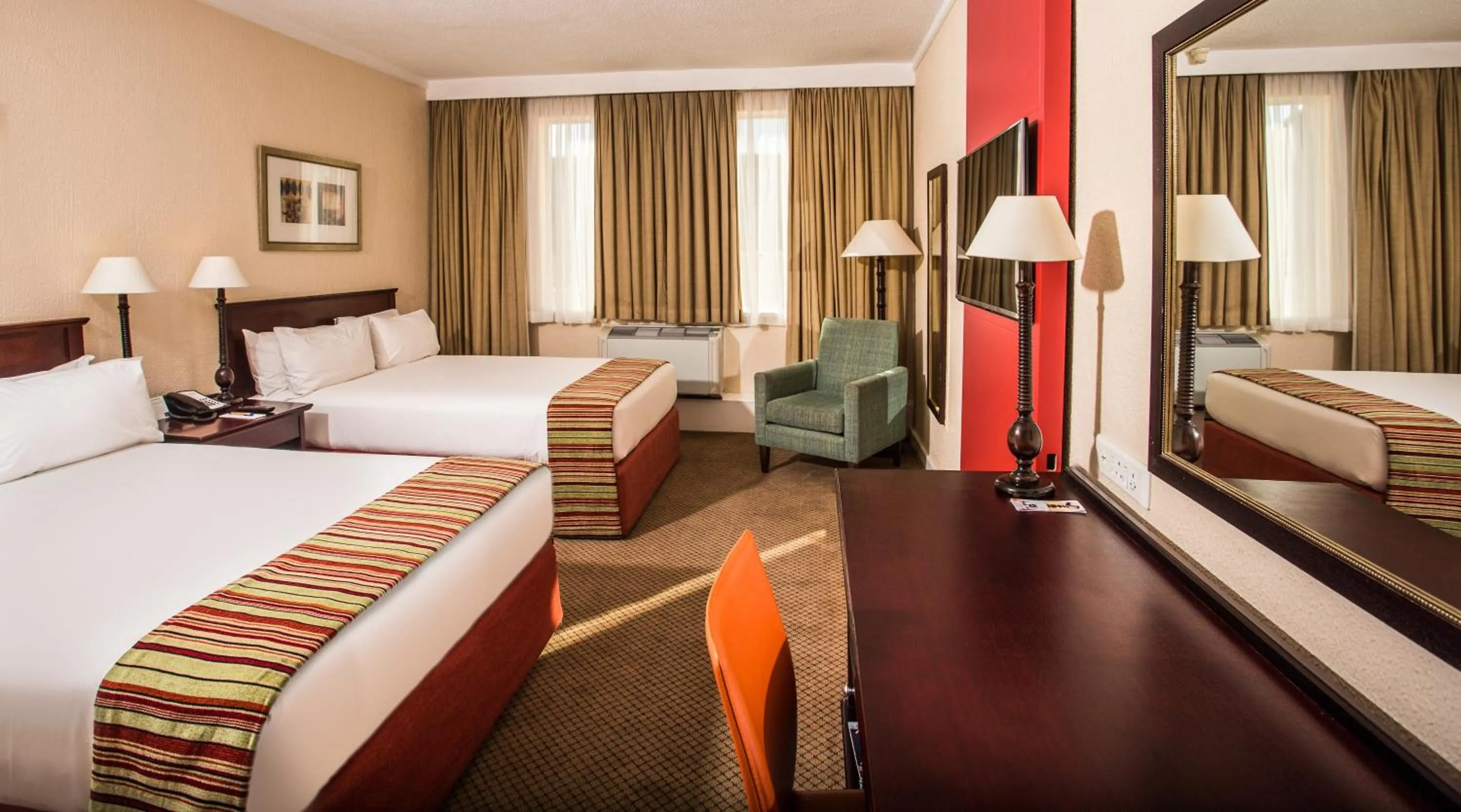 Photo of the whole room, Bed in Garden Court OR Tambo International Airport