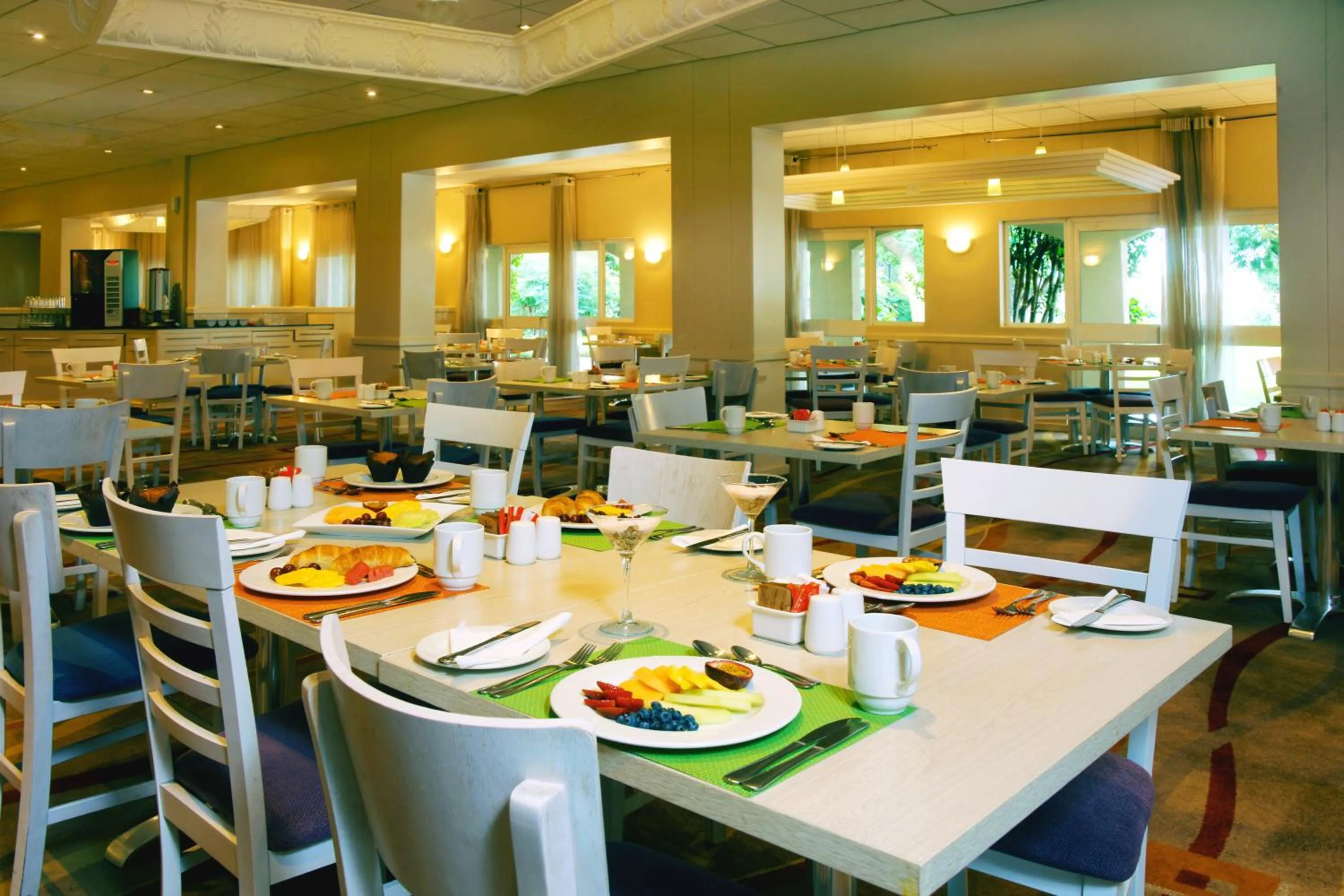 Restaurant/places to eat in Garden Court OR Tambo International Airport