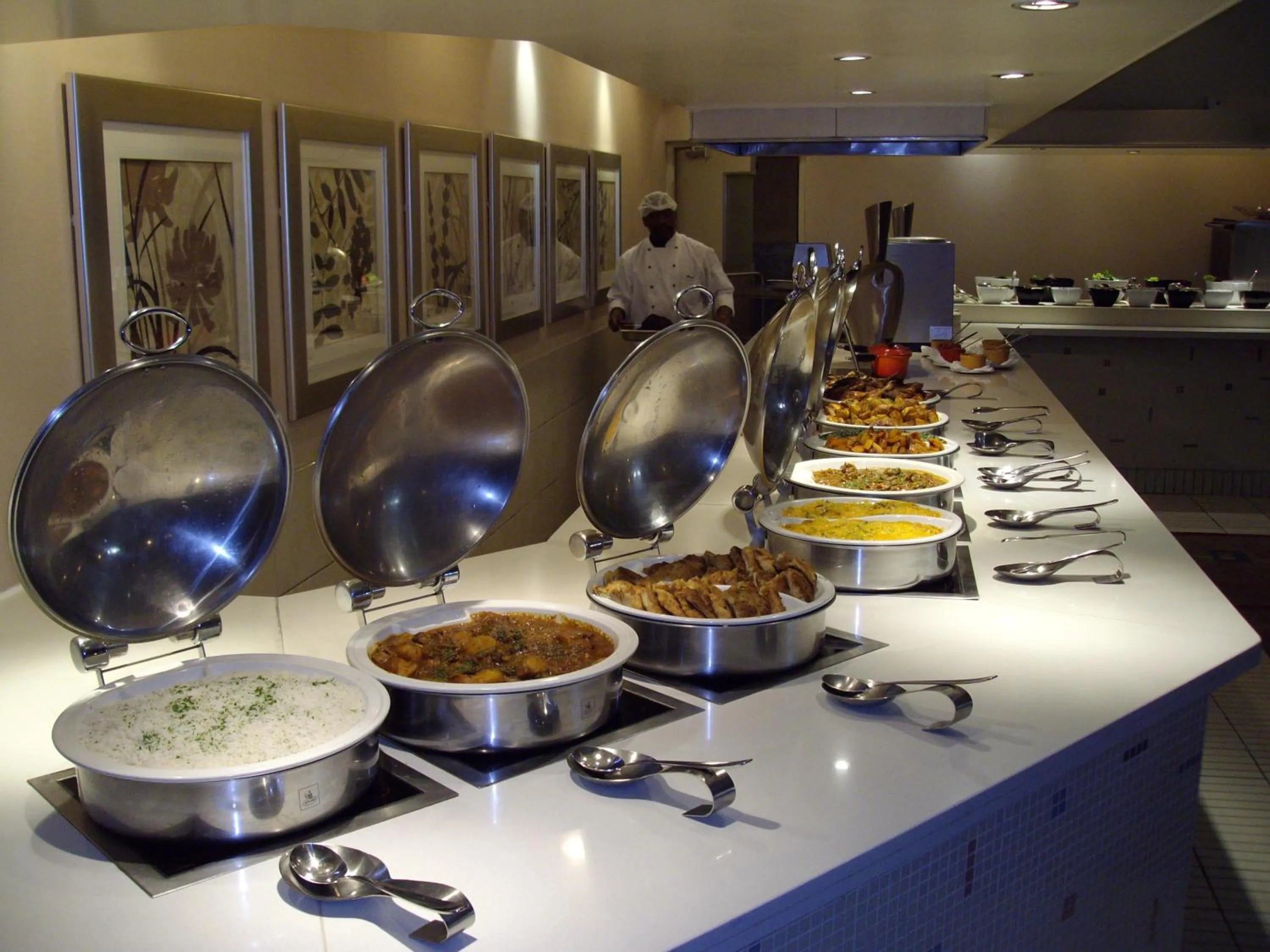 Restaurant/places to eat in Garden Court OR Tambo International Airport