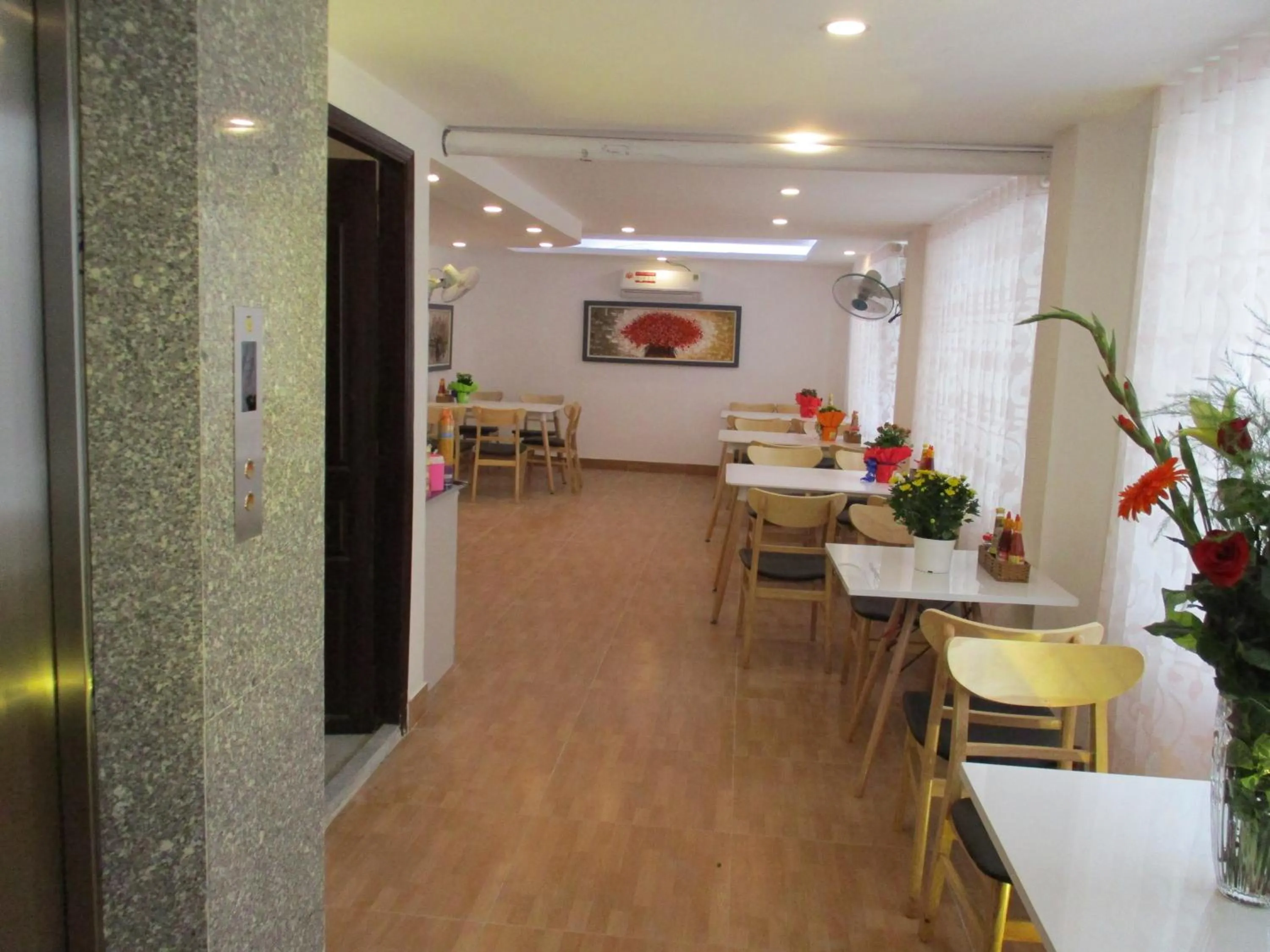 Dining area in City Backpackers Hostel