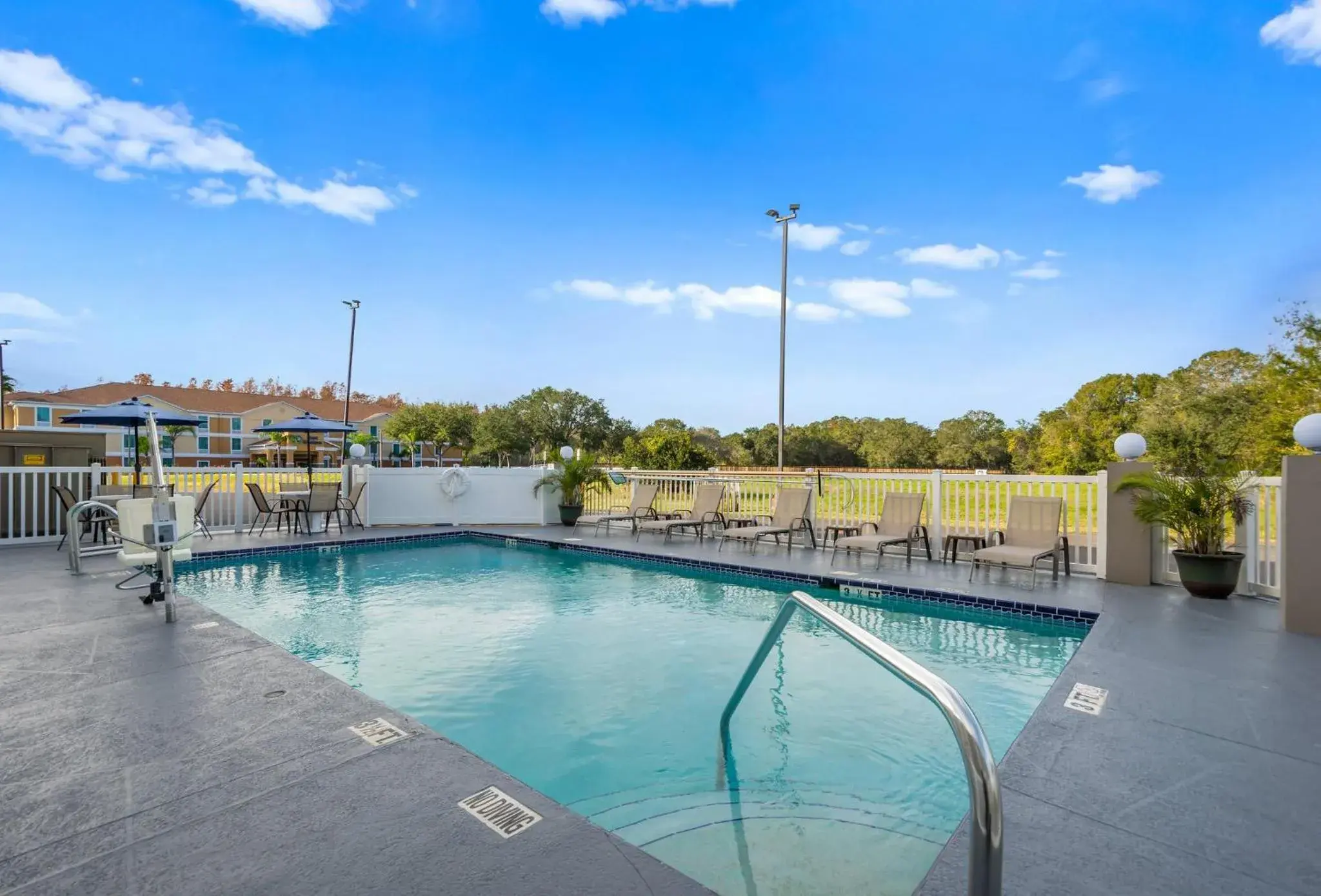 Swimming pool in SPOT X Hotel Tampa - Wesley Chapel by The Red Collection Swimming pool in SPOT X Hotel Tampa - Wesley Chapel by The Red Collection