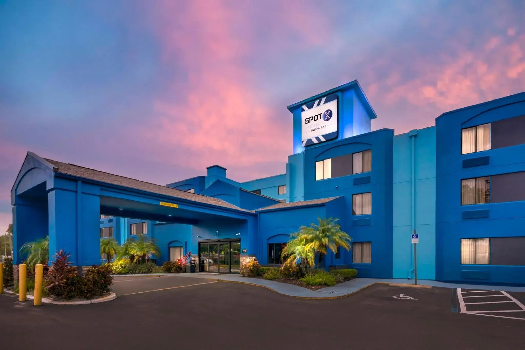 Property building in SPOT X Hotel Tampa - Wesley Chapel by The Red Collection Property building in SPOT X Hotel Tampa - Wesley Chapel by The Red Collection