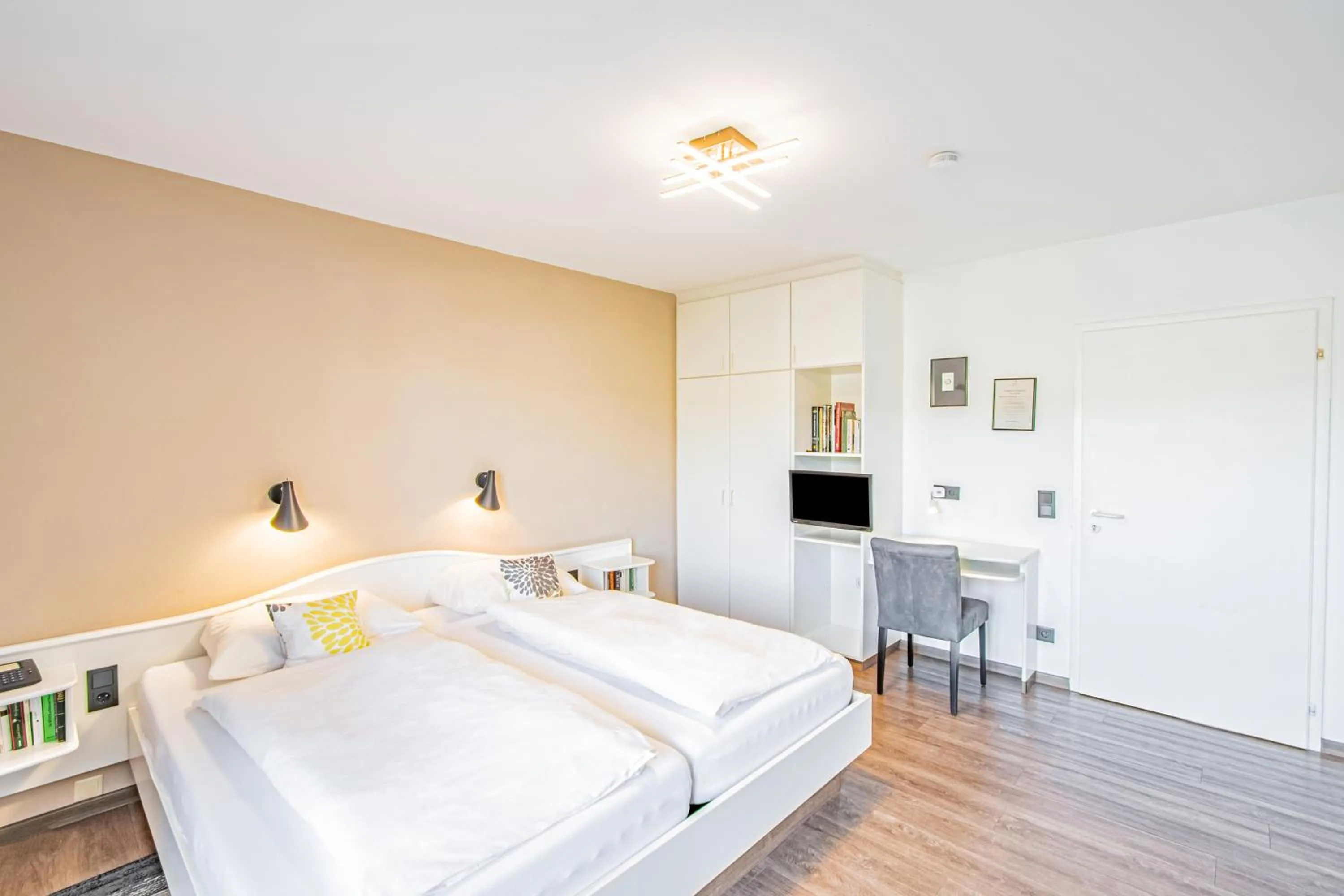 Photo of the whole room, Bed in Weinhotel Ayler Kupp