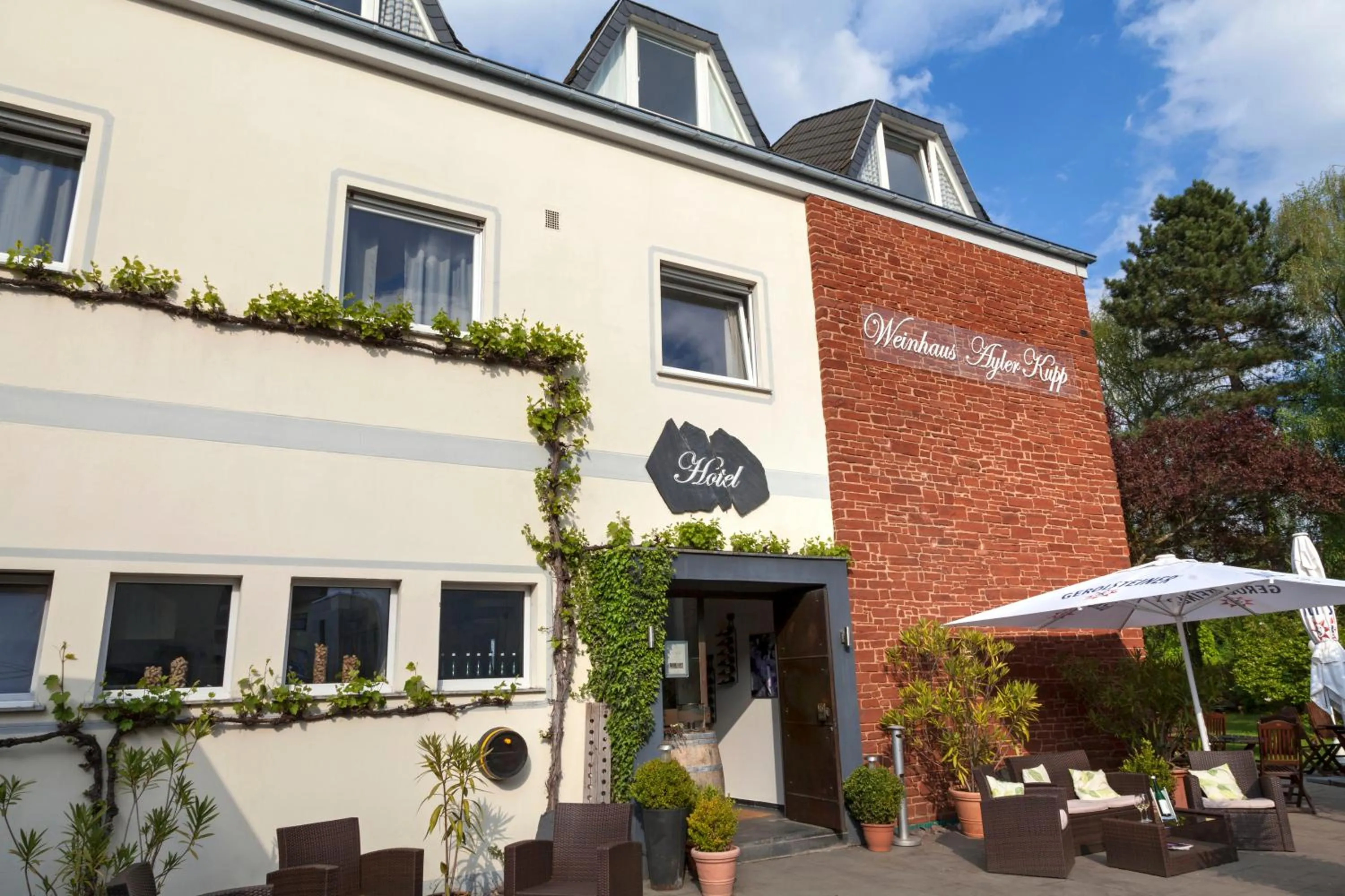 Facade/entrance in Weinhotel Ayler Kupp