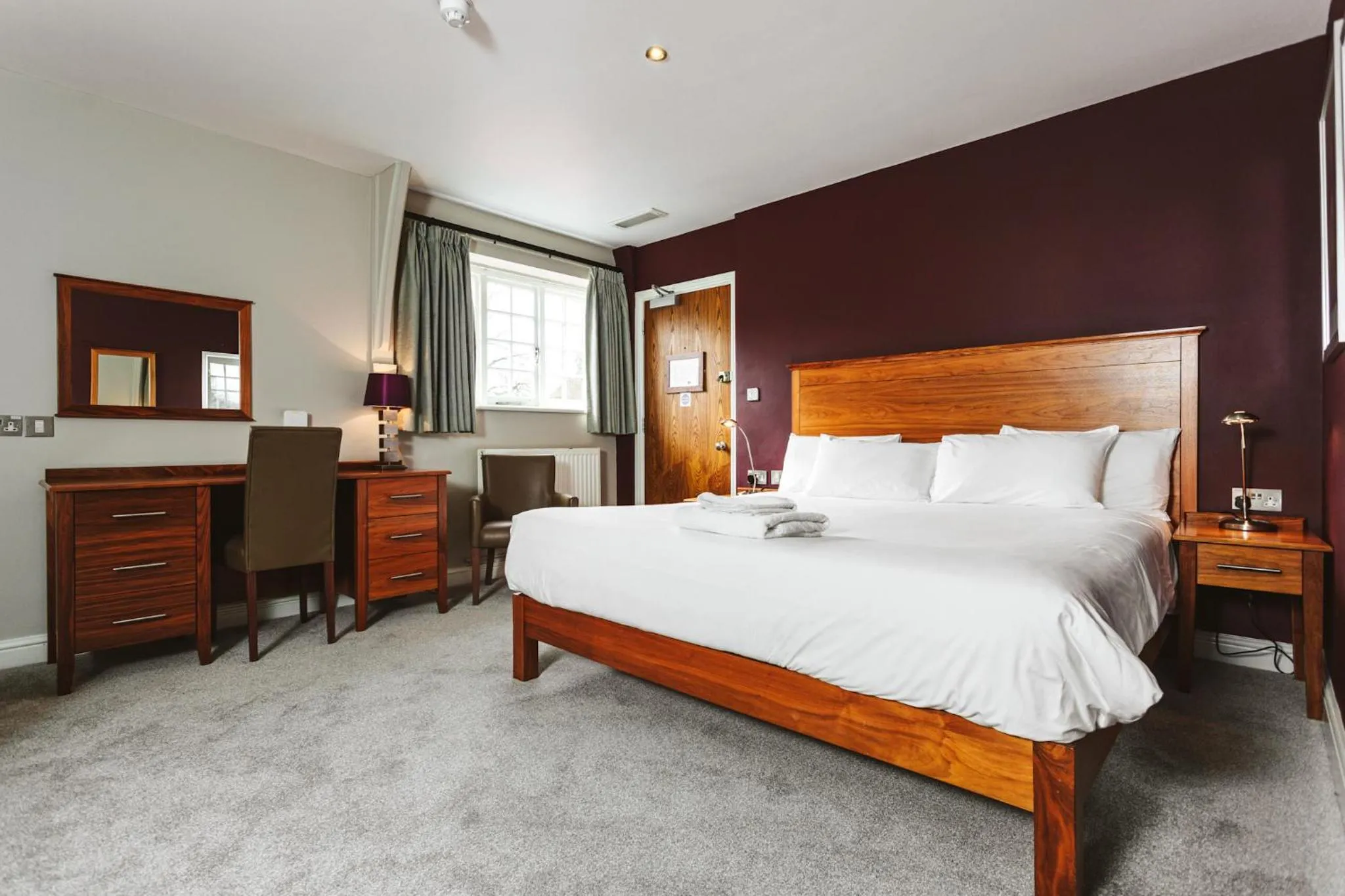 Bedroom, Bed in The Dog & Doublet Inn