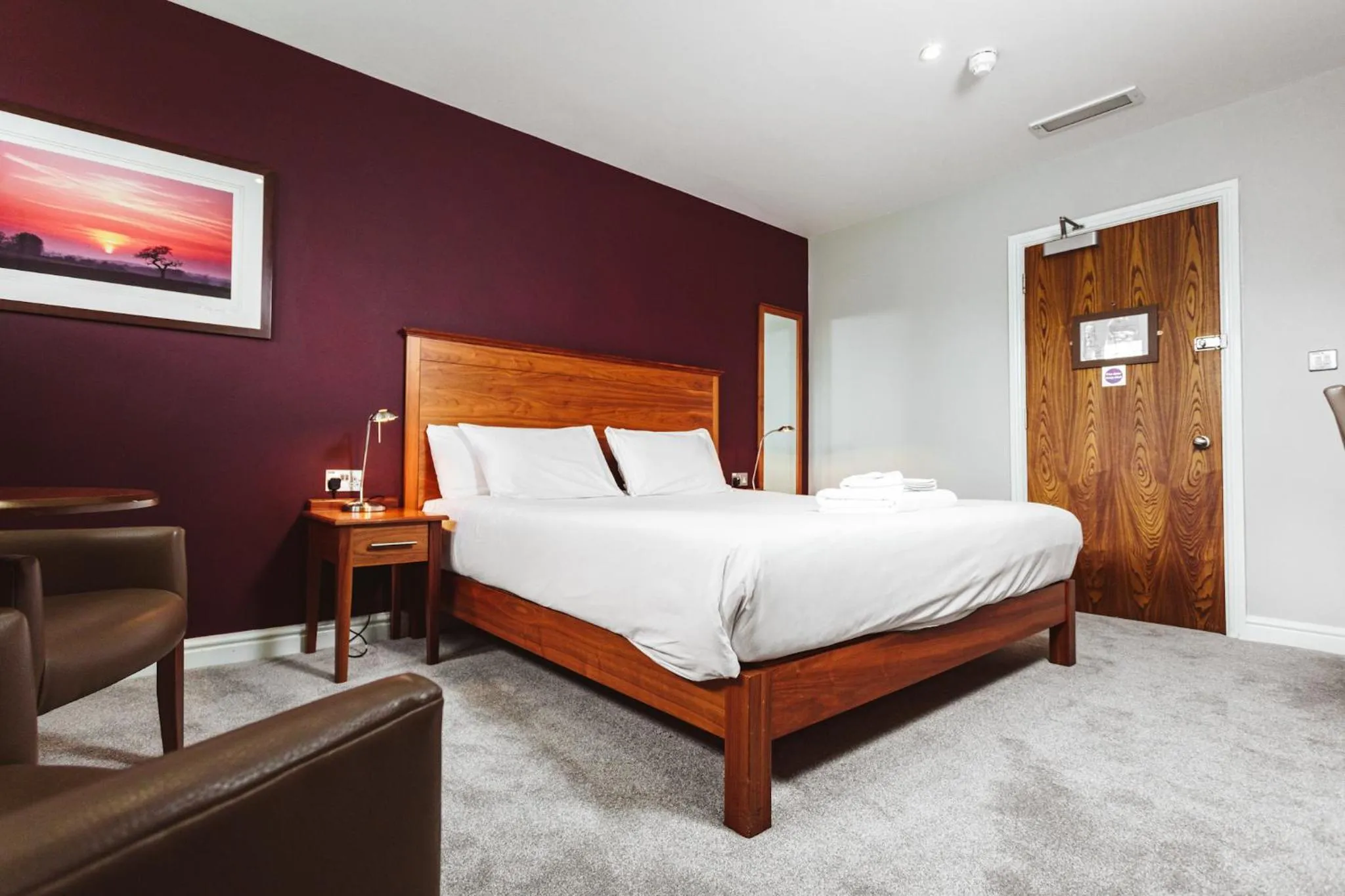 Bedroom, Bed in The Dog & Doublet Inn