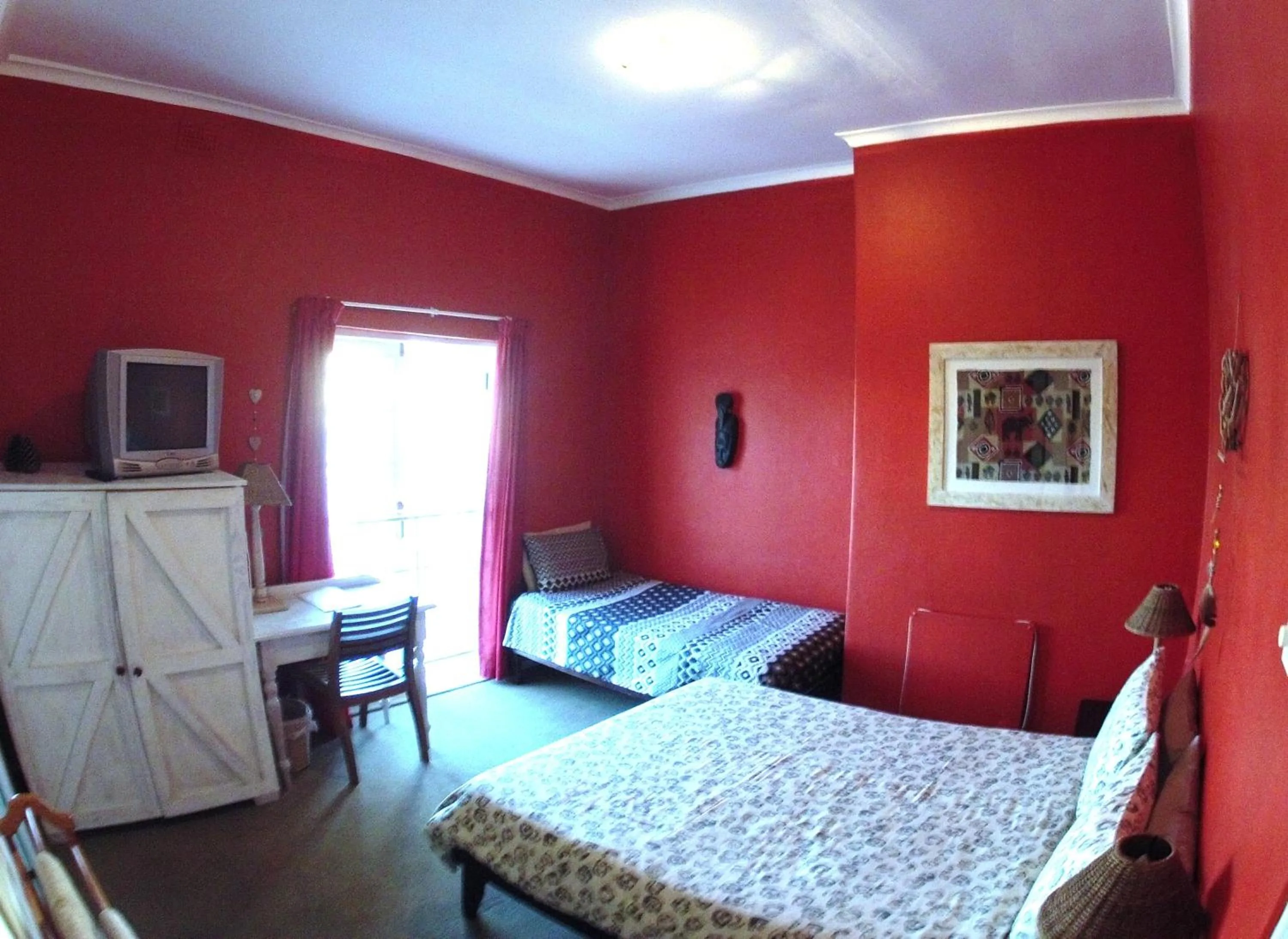 Photo of the whole room, Bed in House on the Hill