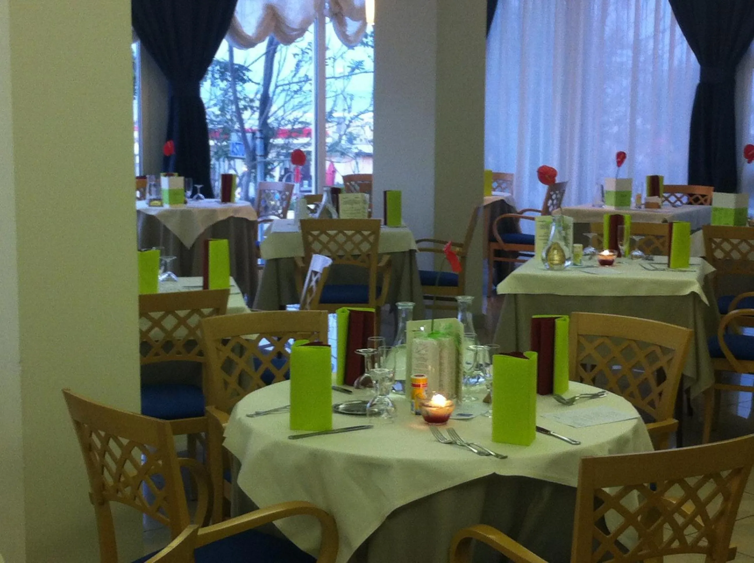 Restaurant/places to eat in Hotel Astor