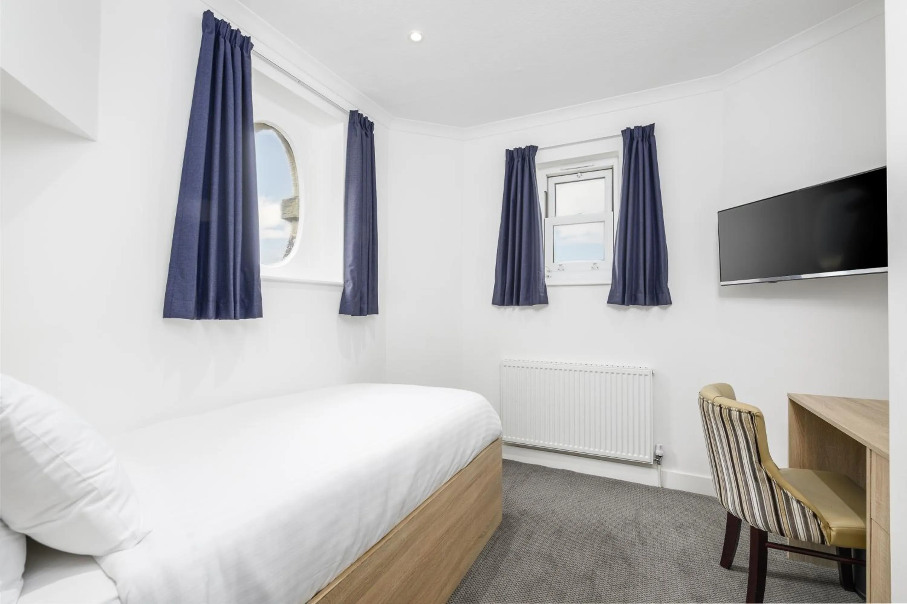 Photo of the whole room, Bed in The Sandringham Hotel