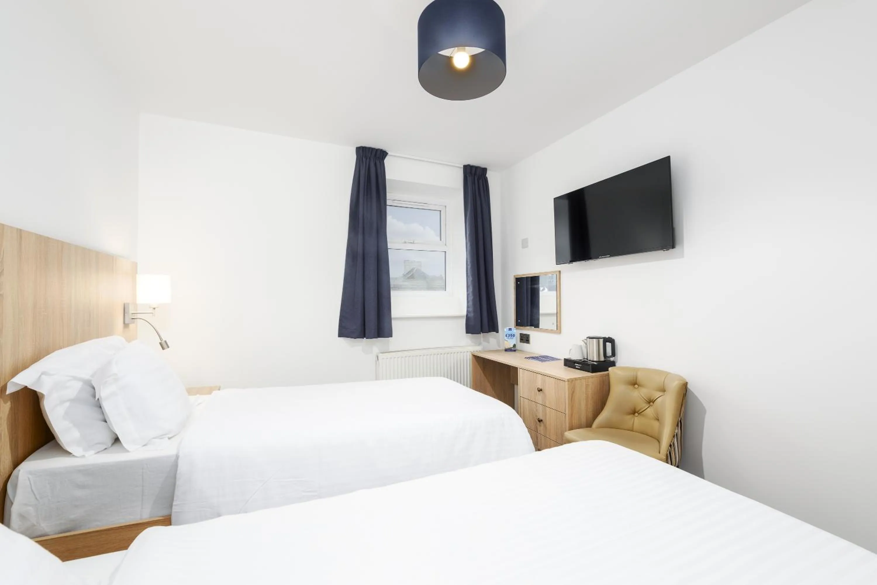 Bedroom, Bed in The Sandringham Hotel