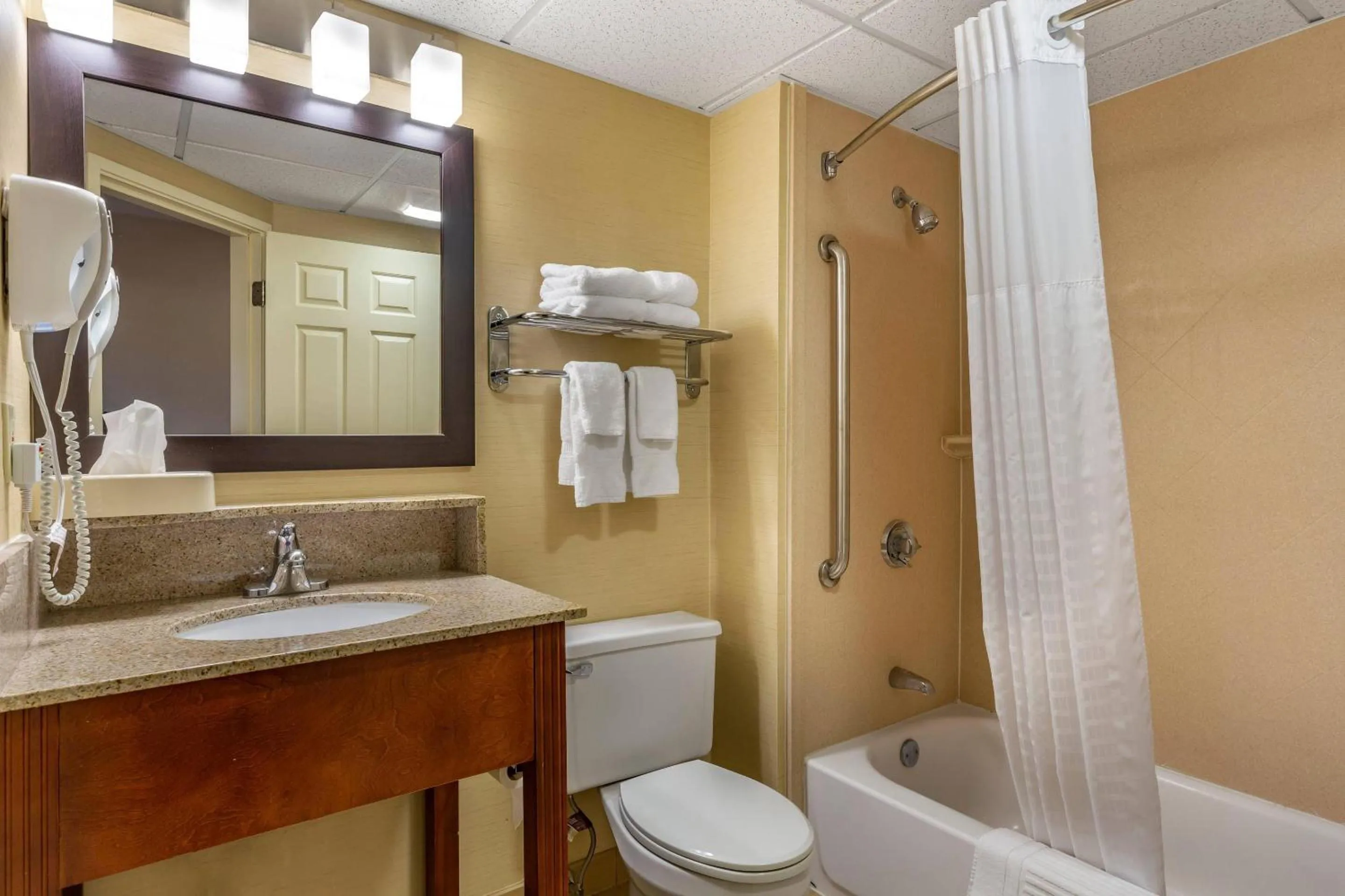 Bedroom in Comfort Inn Rockland - Boston