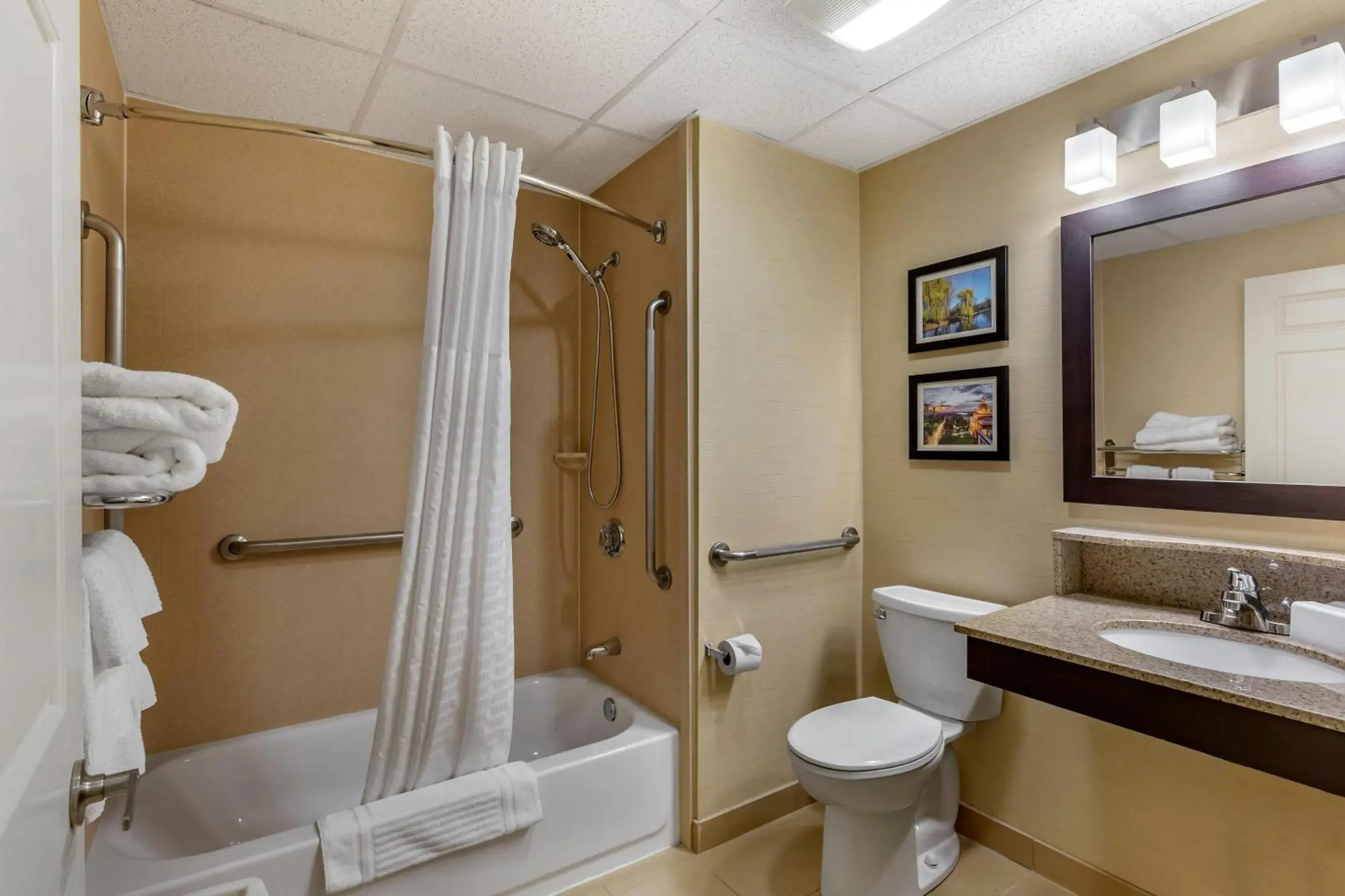 Bedroom in Comfort Inn Rockland - Boston Bedroom in Comfort Inn Rockland - Boston