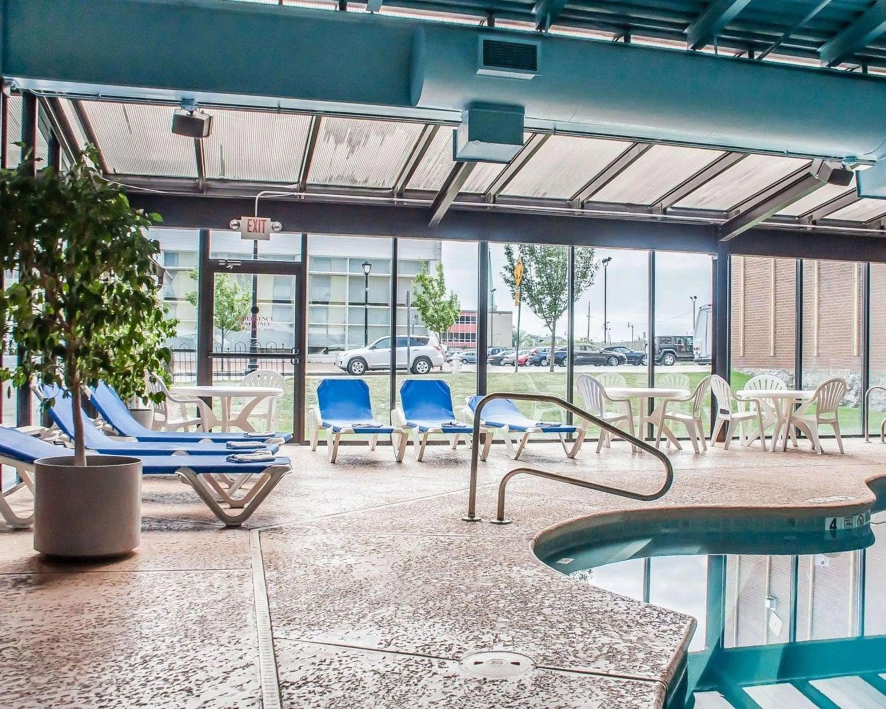 Swimming pool in Quality Hotel & Suites At The Falls