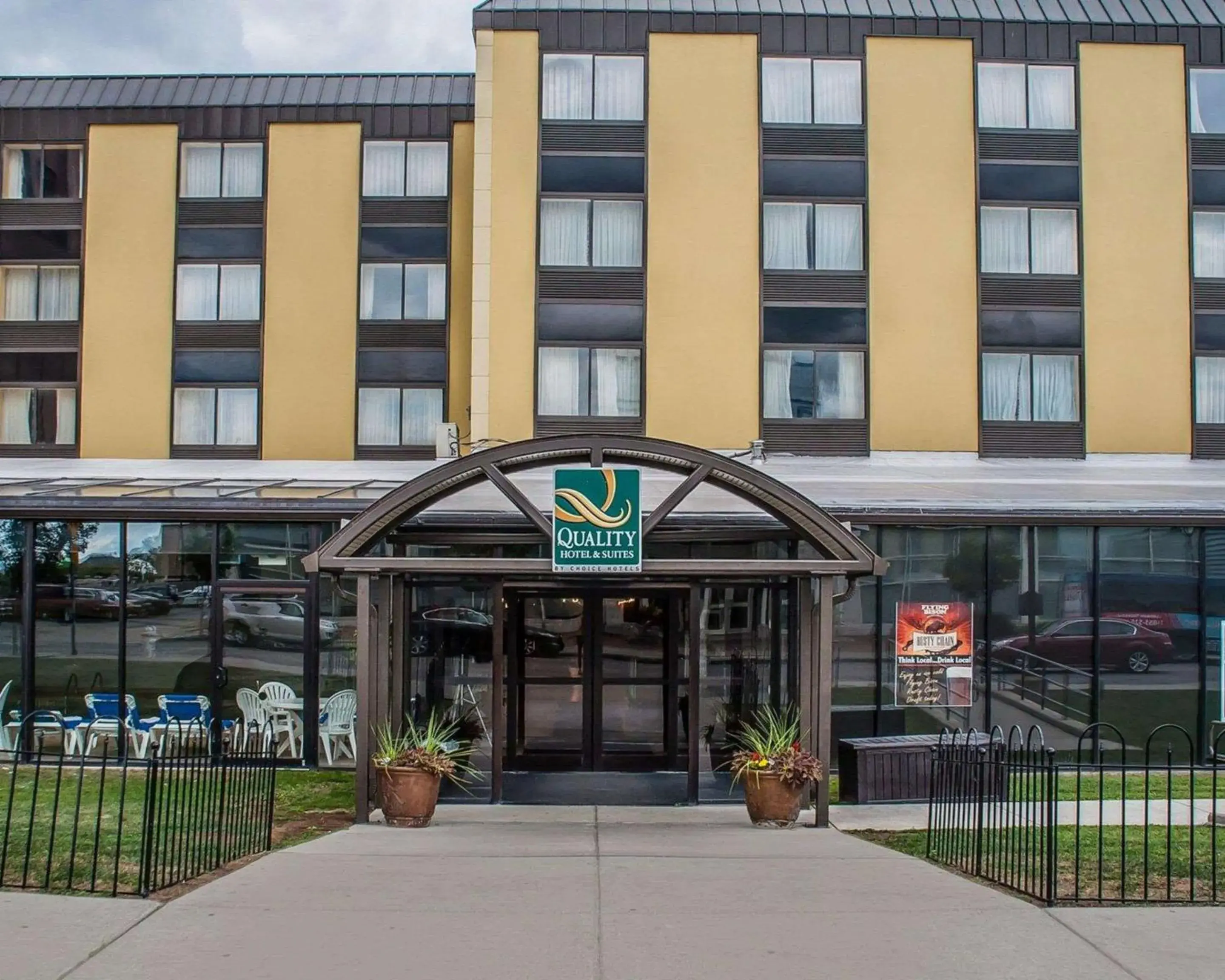Property building in Quality Hotel & Suites At The Falls Property building in Quality Hotel & Suites At The Falls