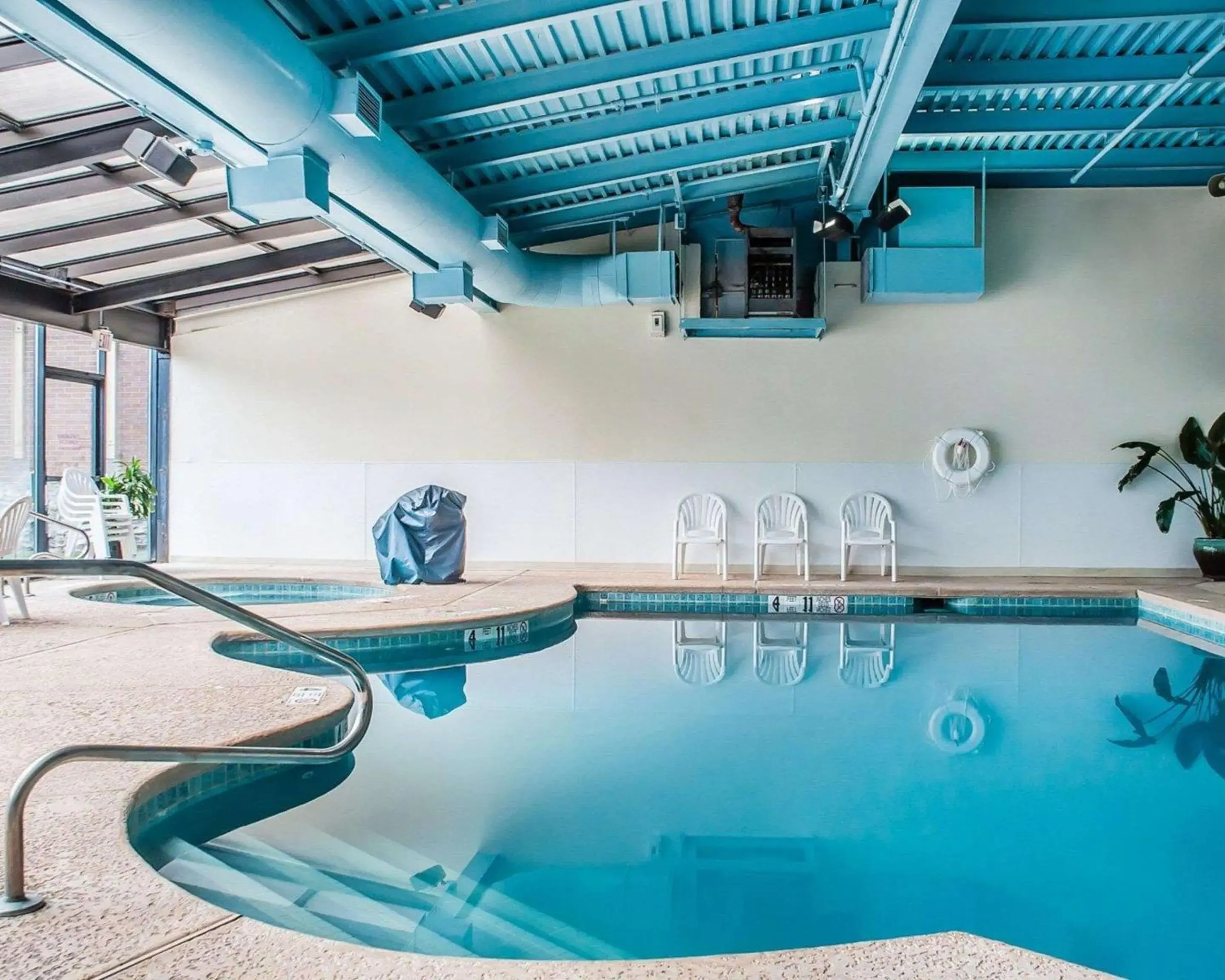 Swimming pool in Quality Hotel & Suites At The Falls Swimming pool in Quality Hotel & Suites At The Falls