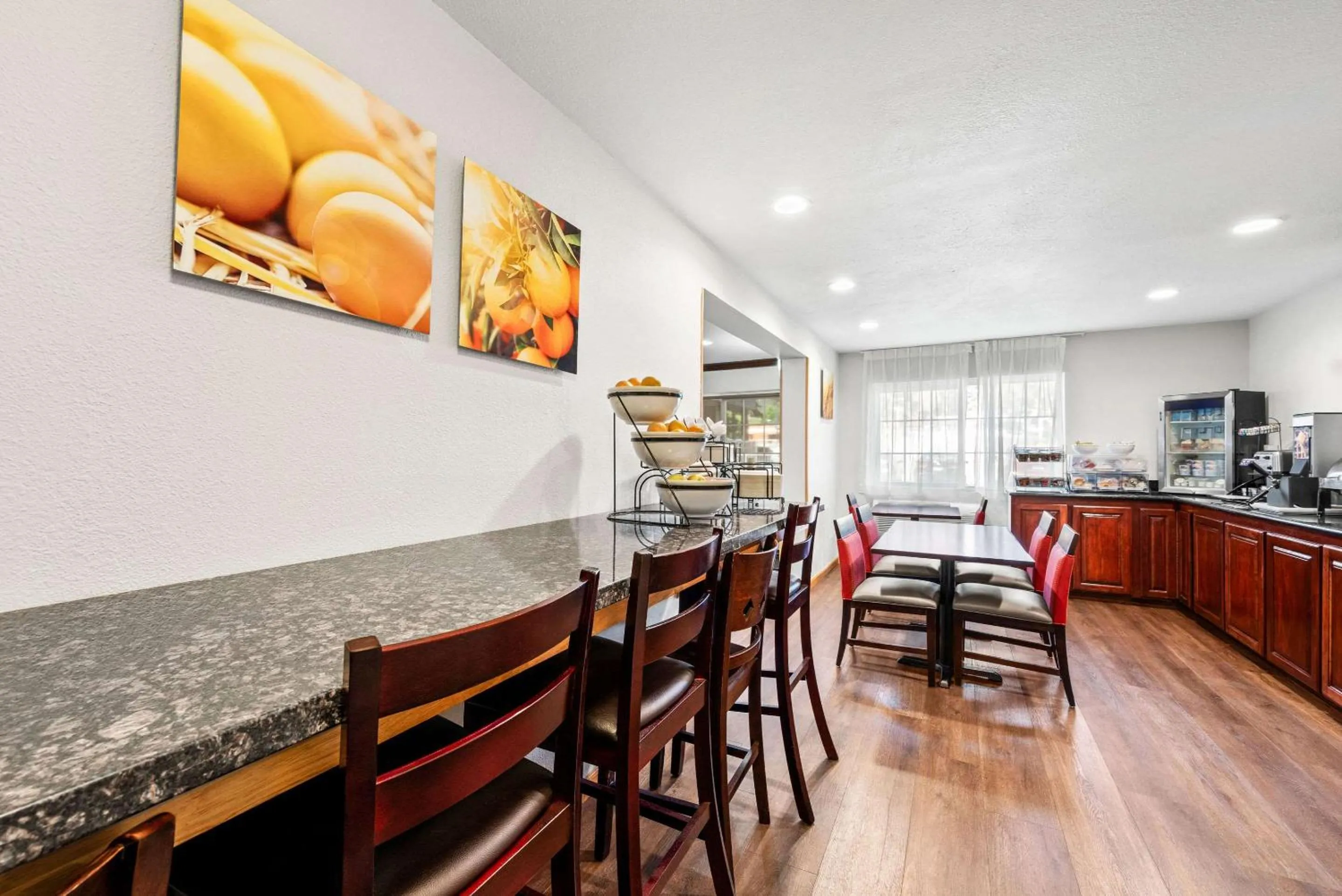 Dining area in Comfort Inn Yreka I-5