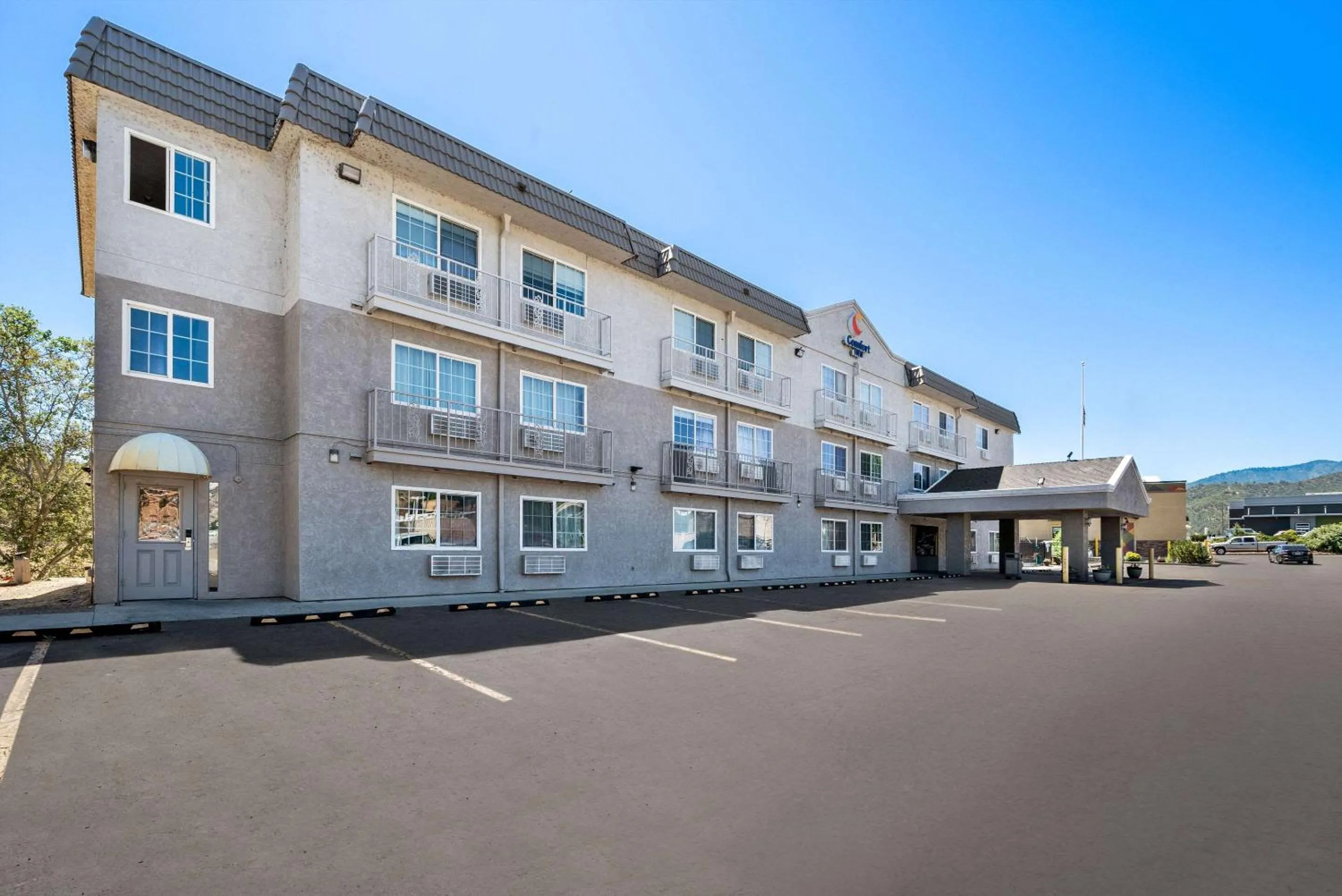 Property building in Comfort Inn Yreka I-5