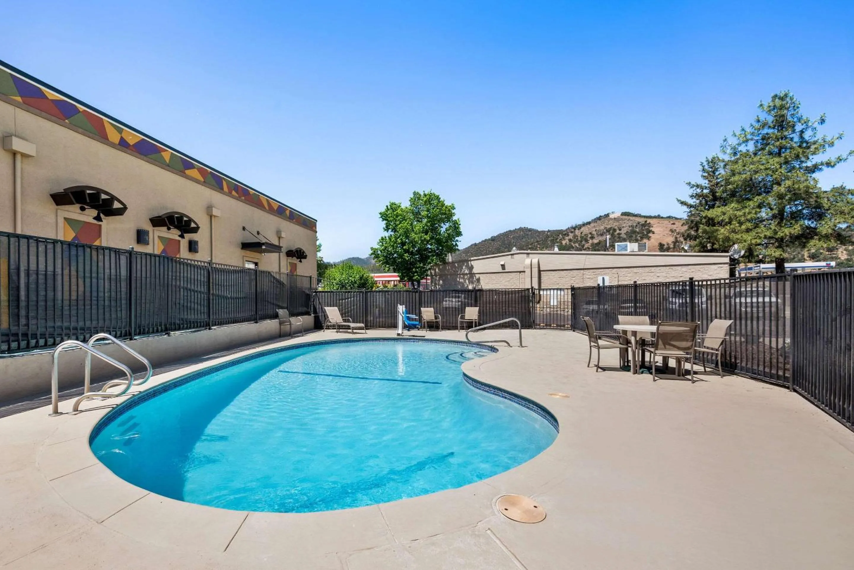 Swimming pool in Comfort Inn Yreka I-5