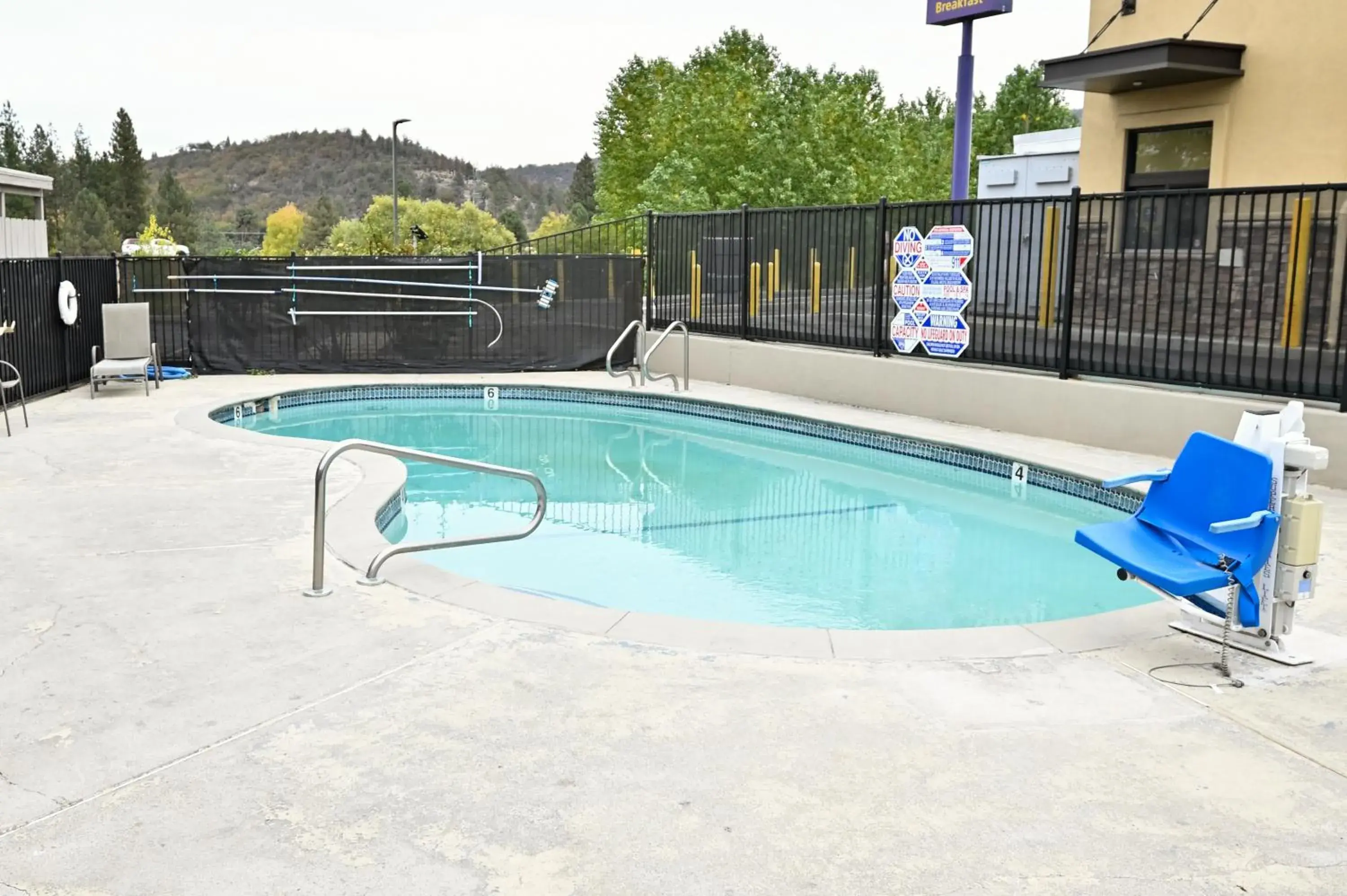 Pool view in Comfort Inn Yreka I-5 Pool view in Comfort Inn Yreka I-5