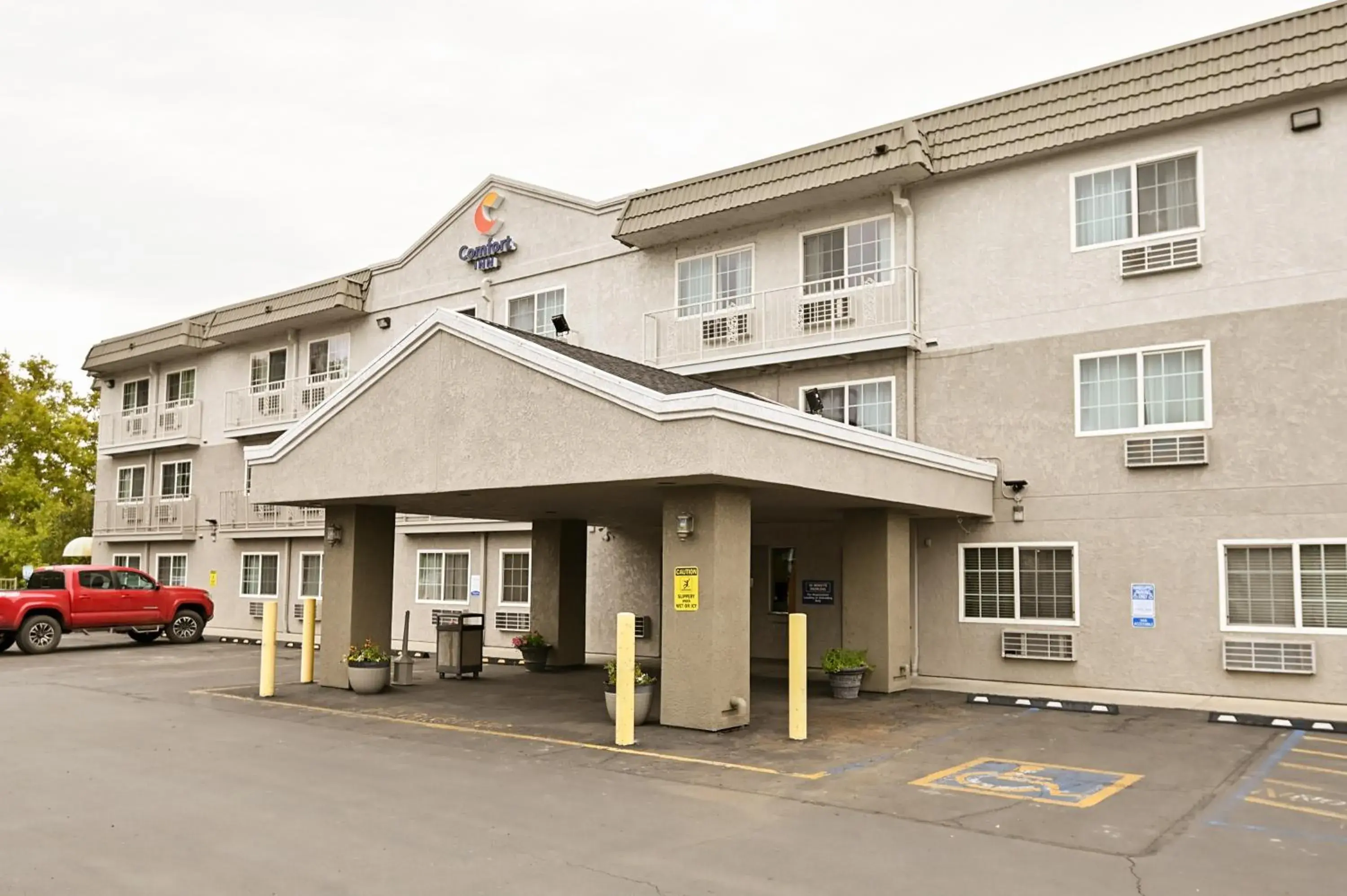 Property building in Comfort Inn Yreka I-5 Property building in Comfort Inn Yreka I-5